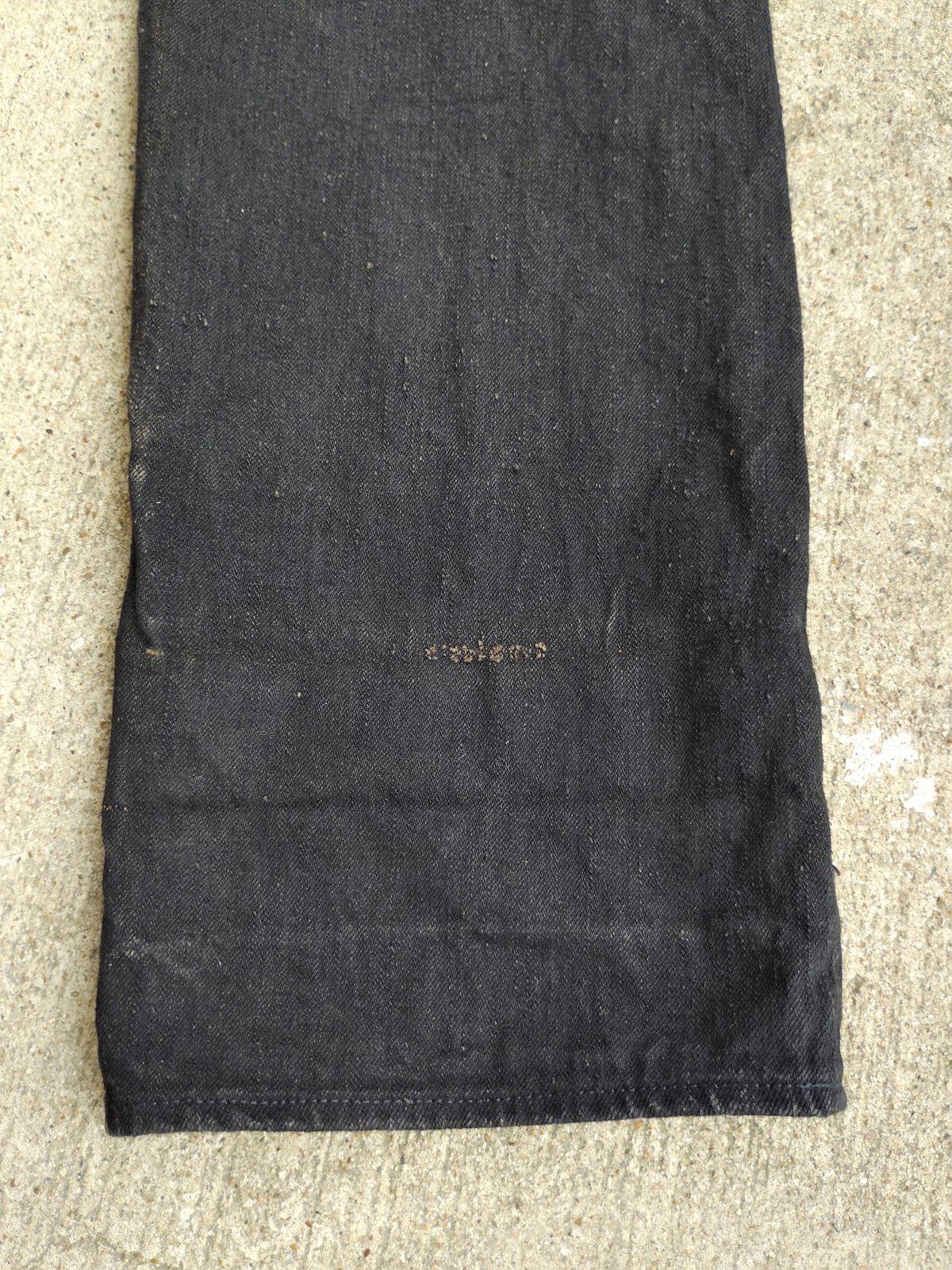 Photo by SwankeLorde on November 1, 2024 of the Pure Blue Japan TCD-003-BK in 14oz. Slub Teacore Denim - Double Black X Brown Core.