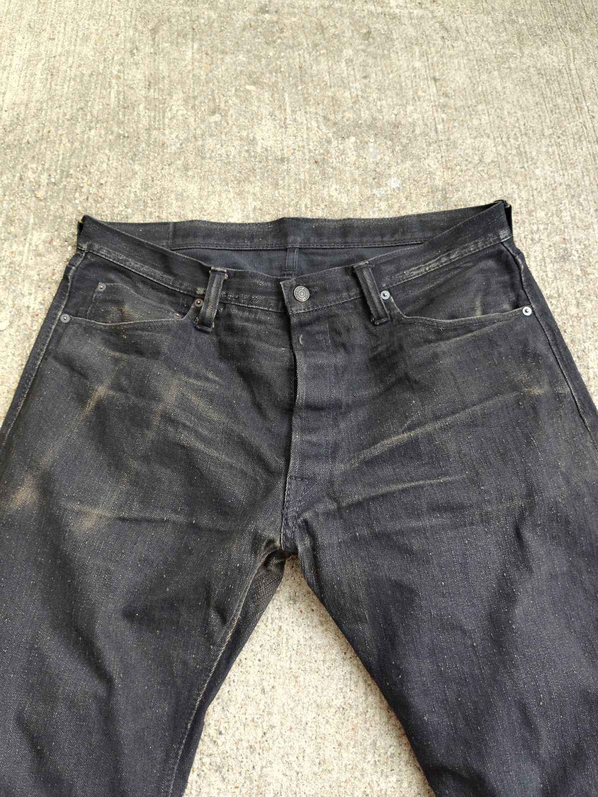 Photo by SwankeLorde on November 1, 2024 of the Pure Blue Japan TCD-003-BK in 14oz. Slub Teacore Denim - Double Black X Brown Core.
