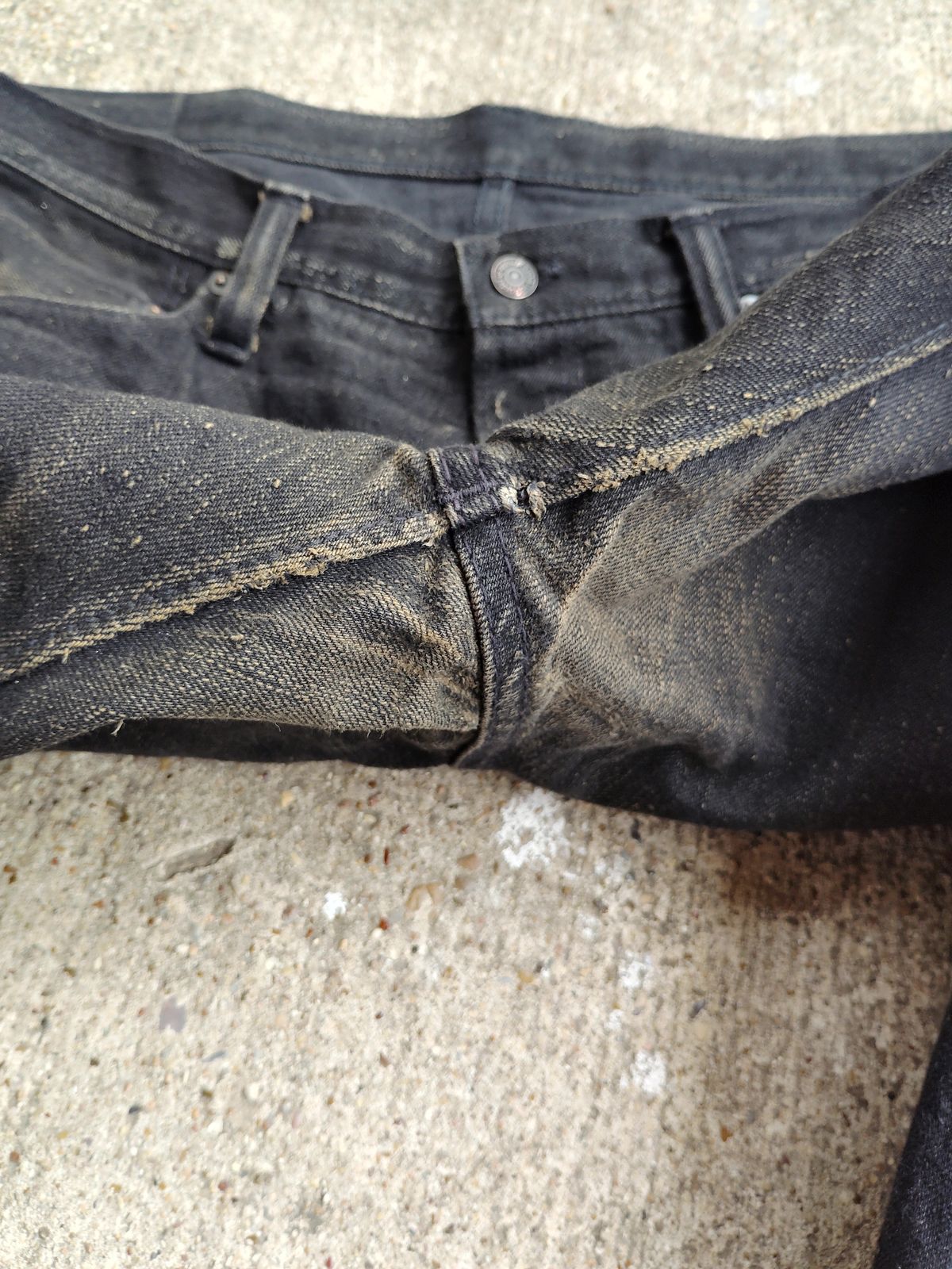 Photo by SwankeLorde on November 1, 2024 of the Pure Blue Japan TCD-003-BK in 14oz. Slub Teacore Denim - Double Black X Brown Core.