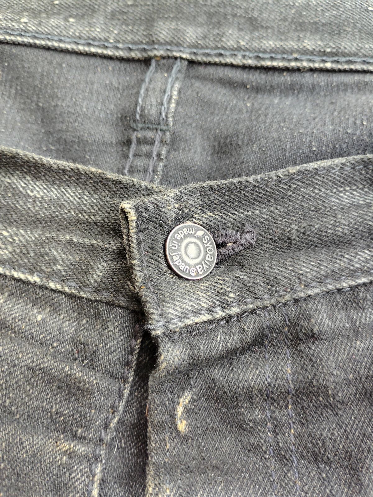 Photo by SwankeLorde on January 27, 2025 of the Pure Blue Japan TCD-003-BK in 14oz. Slub Teacore Denim - Double Black X Brown Core.