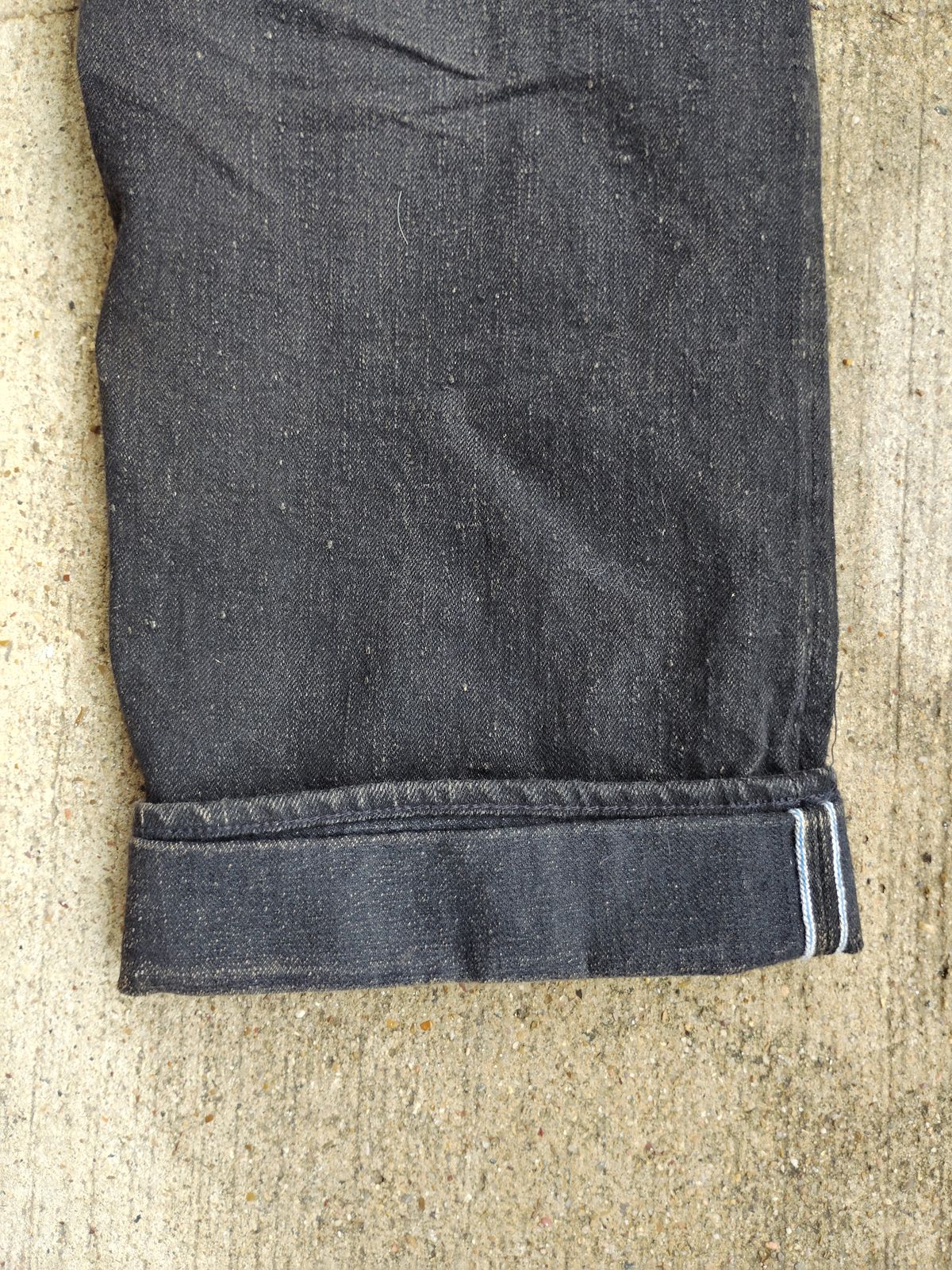 Photo by SwankeLorde on January 27, 2025 of the Pure Blue Japan TCD-003-BK in 14oz. Slub Teacore Denim - Double Black X Brown Core.
