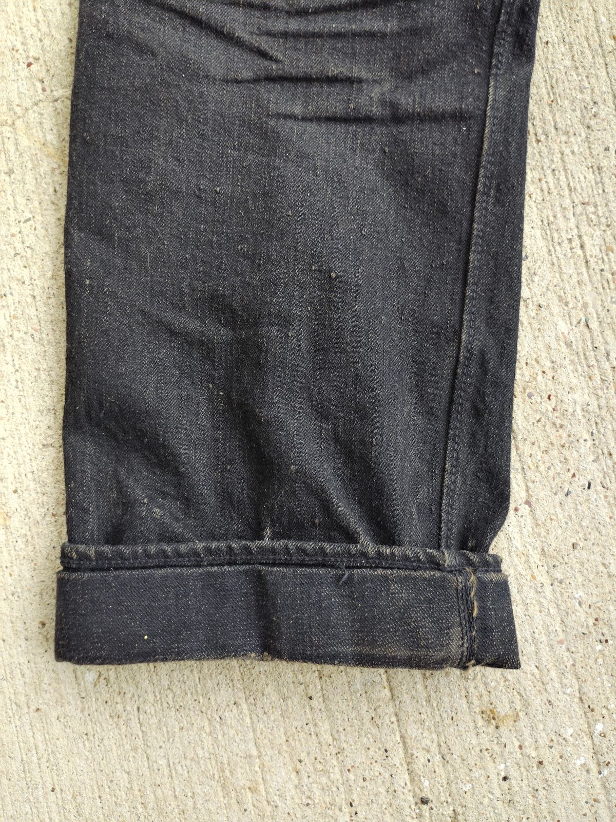 Photo by SwankeLorde on January 27, 2025 of the Pure Blue Japan TCD-003-BK in 14oz. Slub Teacore Denim - Double Black X Brown Core.