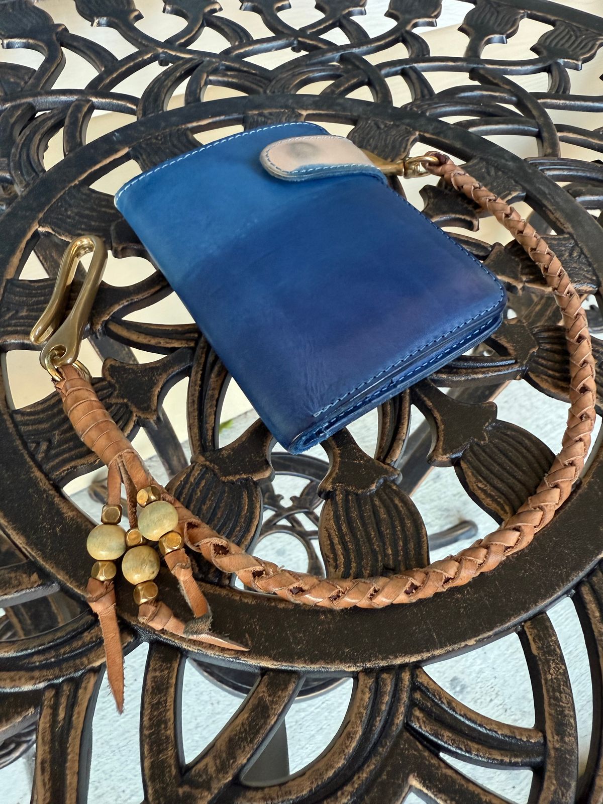 Photo by indi.raw.oninsb on November 5, 2025 of the Cult Classic Leather Veg Tan Wallet Braid in Natural Veg Tan Bridal Leather.