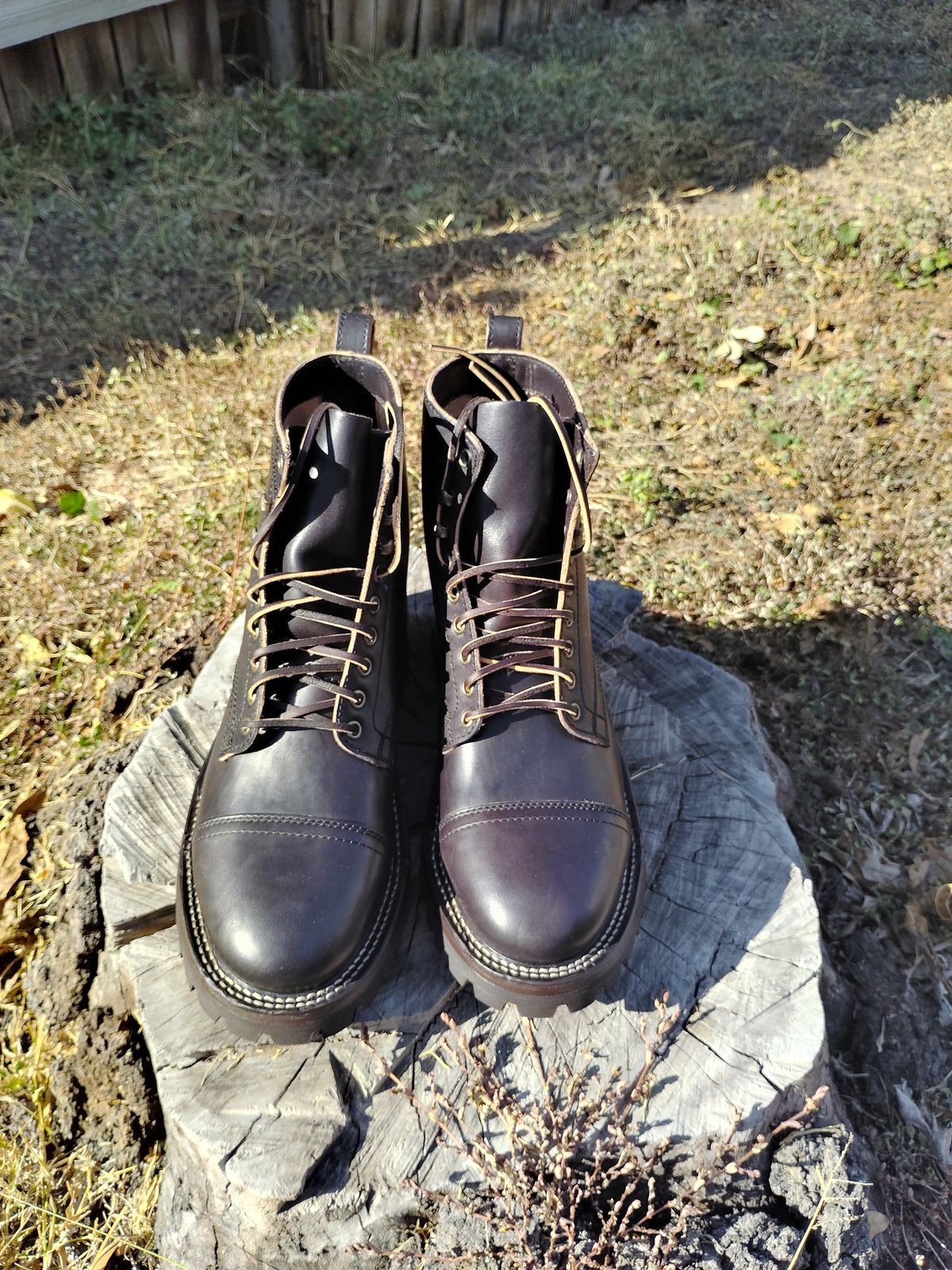 Photo by SwankeLorde on October 15, 2024 of the Thursday Black Label Challenger in Maryam Natural Horsebutt Overdyed Black.