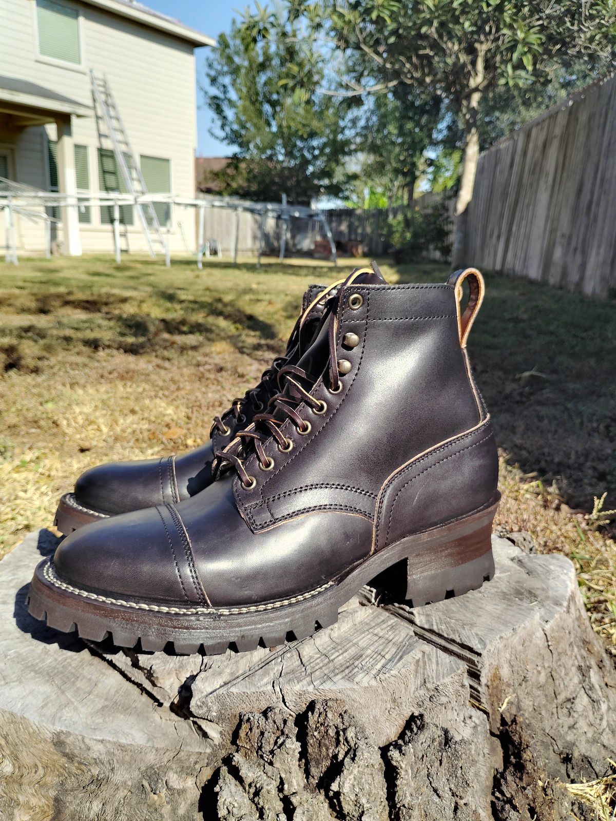 Photo by SwankeLorde on October 15, 2024 of the Thursday Black Label Challenger in Maryam Natural Horsebutt Overdyed Black.