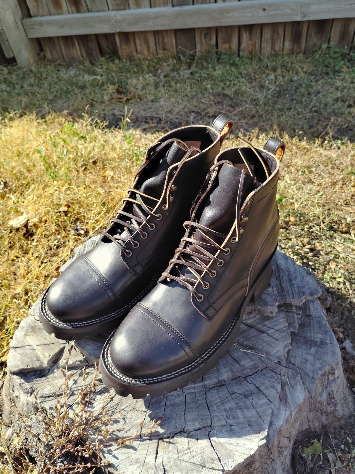 Photo by SwankeLorde on October 14, 2024 of the Thursday Black Label Challenger in Maryam Natural Horsebutt Overdyed Black.