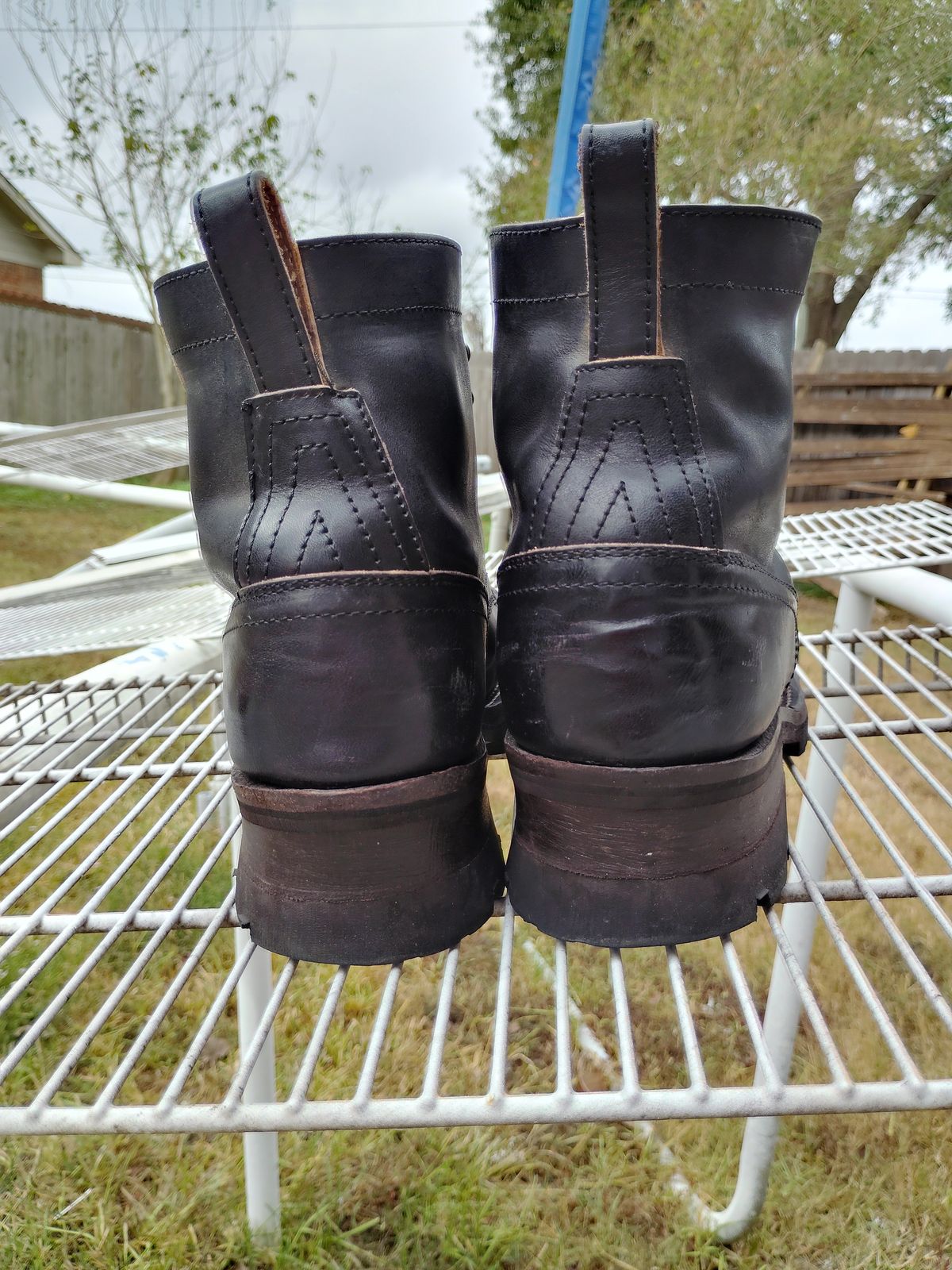 Photo by SwankeLorde on November 1, 2024 of the Thursday Black Label Challenger in Maryam Natural Horsebutt Overdyed Black.