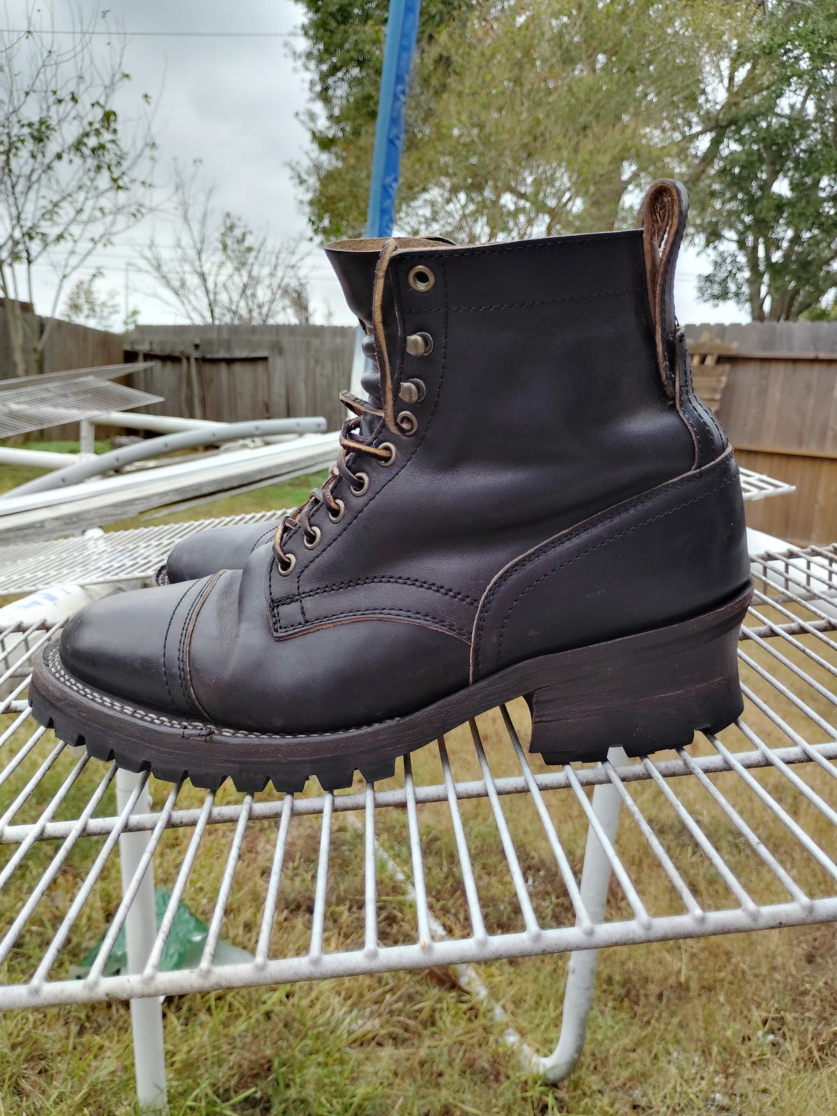Photo by SwankeLorde on November 1, 2024 of the Thursday Black Label Challenger in Maryam Natural Horsebutt Overdyed Black.