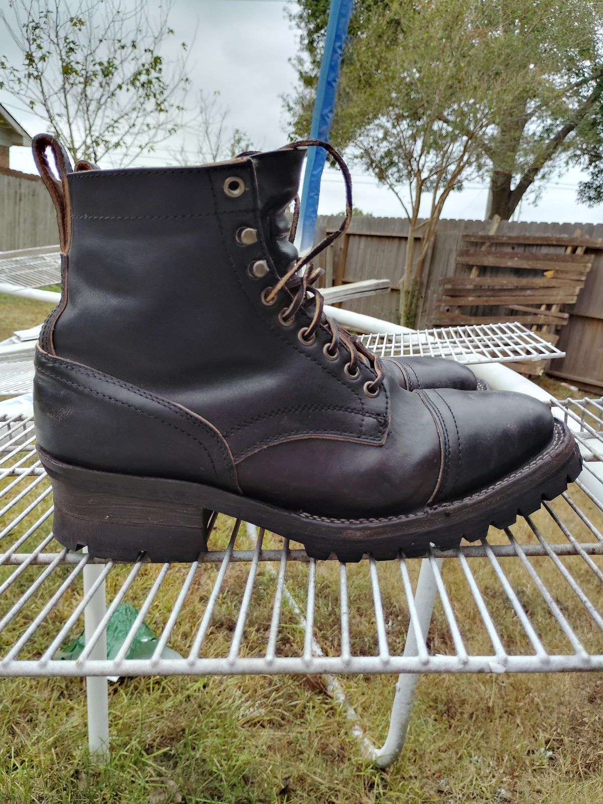 Photo by SwankeLorde on November 1, 2024 of the Thursday Black Label Challenger in Maryam Natural Horsebutt Overdyed Black.