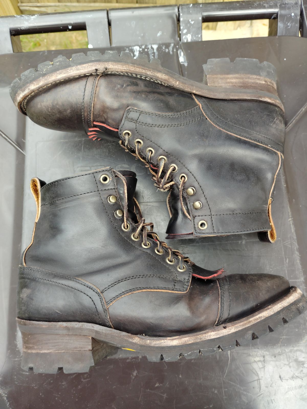 Photo by SwankeLorde on January 5, 2025 of the Thursday Black Label Challenger in Maryam Natural Horsebutt Overdyed Black.
