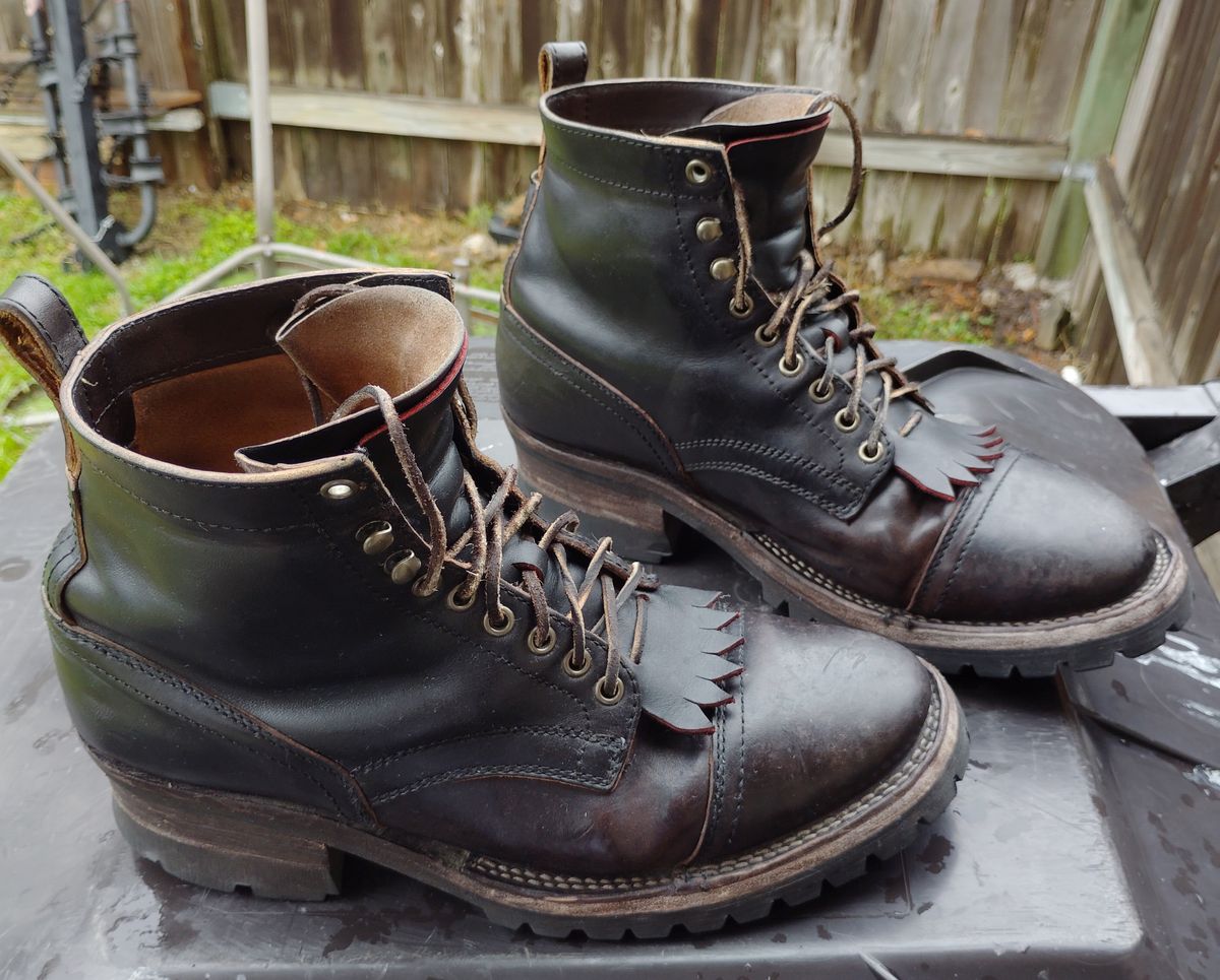 Photo by SwankeLorde on January 27, 2025 of the Thursday Black Label Challenger in Maryam Natural Horsebutt Overdyed Black.