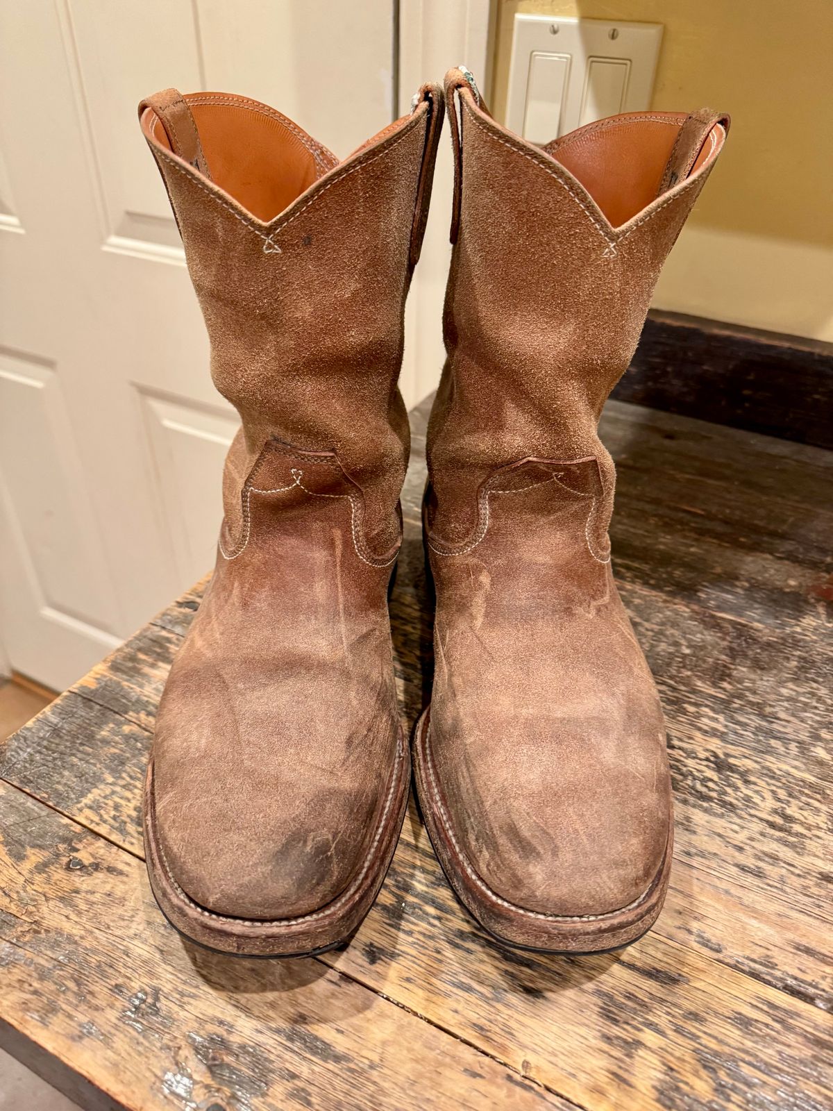 Photo by RyanTheGray on April 14, 2026 of the Unsung House Jim Casey in Wickett & Craig Natural Latigo Roughout.