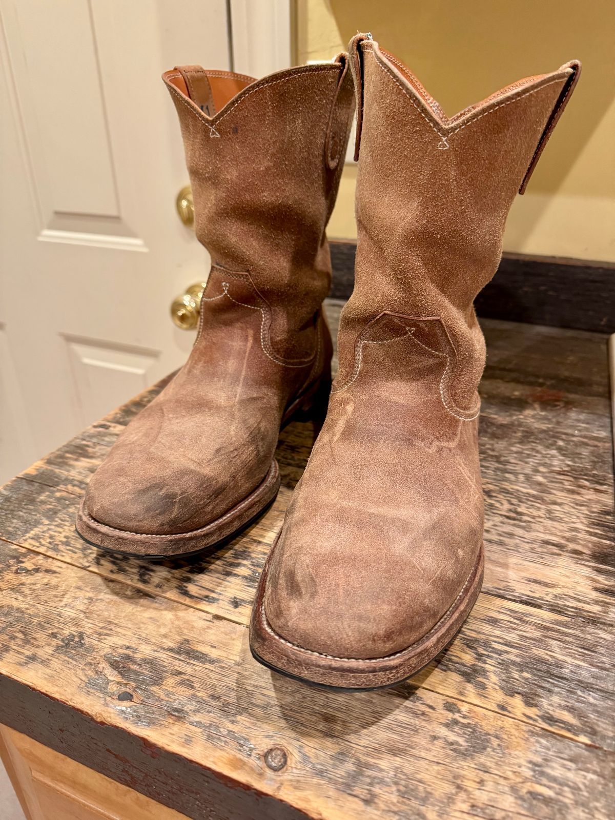 Photo by RyanTheGray on April 14, 2026 of the Unsung House Jim Casey in Wickett & Craig Natural Latigo Roughout.