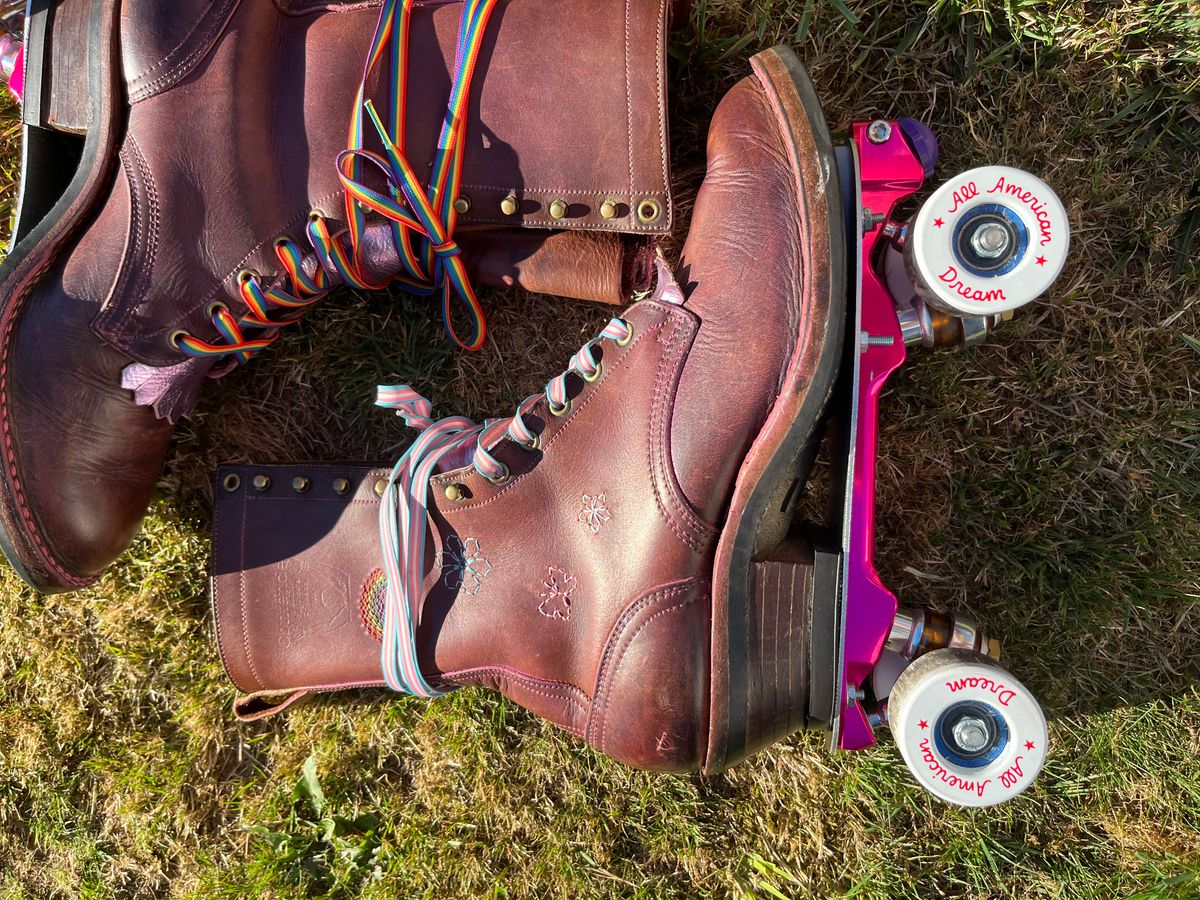 Photo by bobbi1981 on August 22, 2025 of the Nicks Packer Roller Skates in Tan.