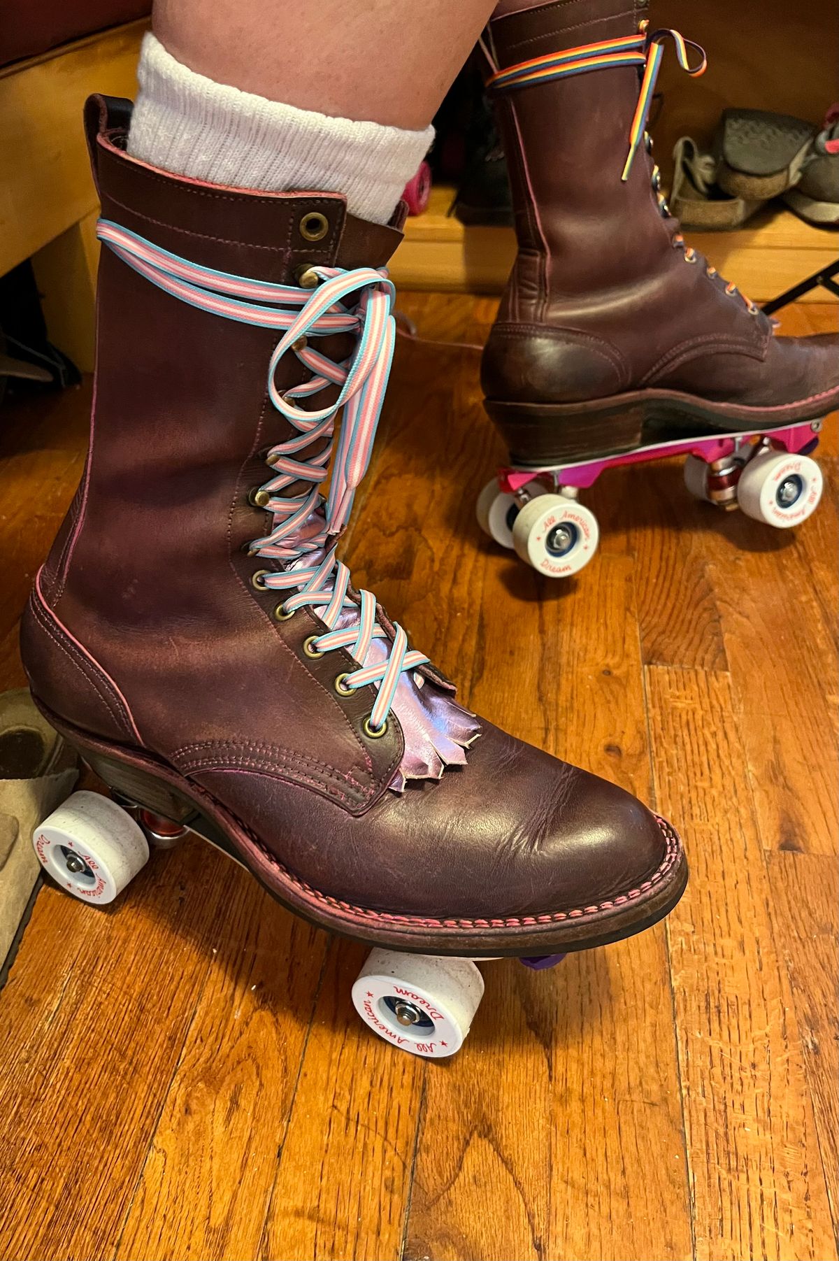 Photo by bobbi1981 on July 3, 2025 of the Nicks Packer Roller Skates in Tan.