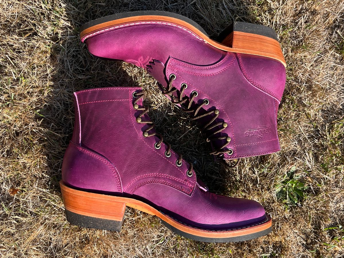Photo by bobbi1981 on September 18, 2025 of the Frank's Boots Frontier Packer MTO in Horween Cypress Tokyo Purple.