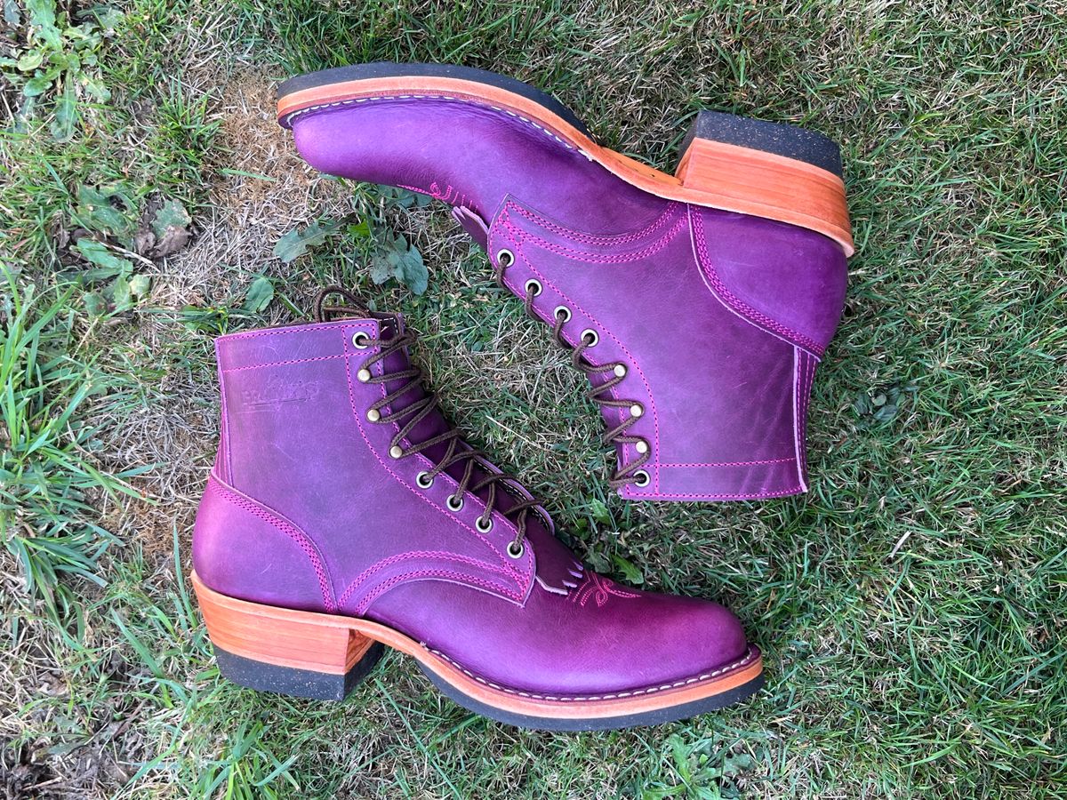 Photo by bobbi1981 on September 18, 2025 of the Frank's Boots Frontier Packer MTO in Horween Cypress Tokyo Purple.
