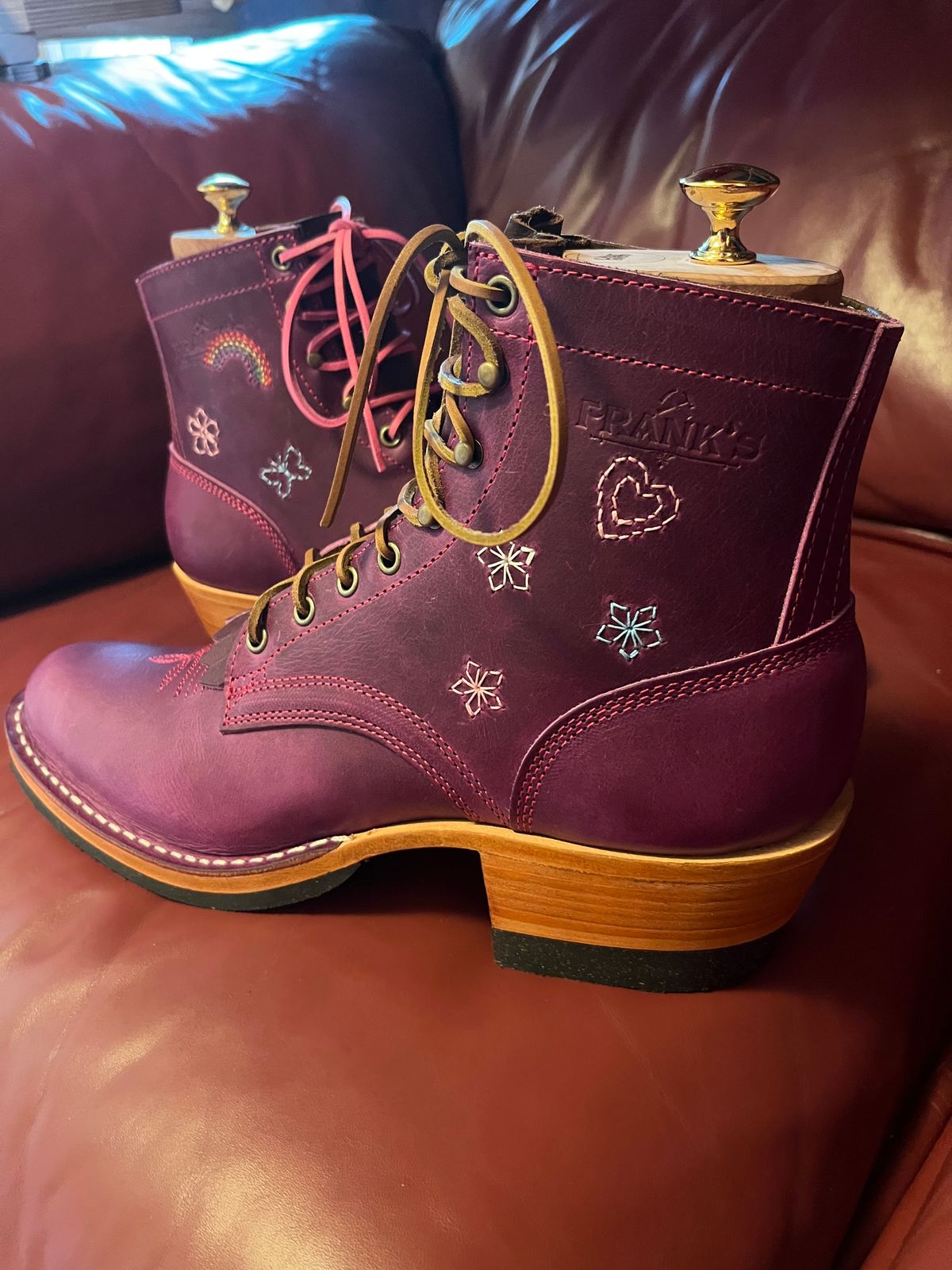 Photo by bobbi1981 on September 25, 2025 of the Frank's Boots Frontier Packer MTO in Horween Cypress Tokyo Purple.