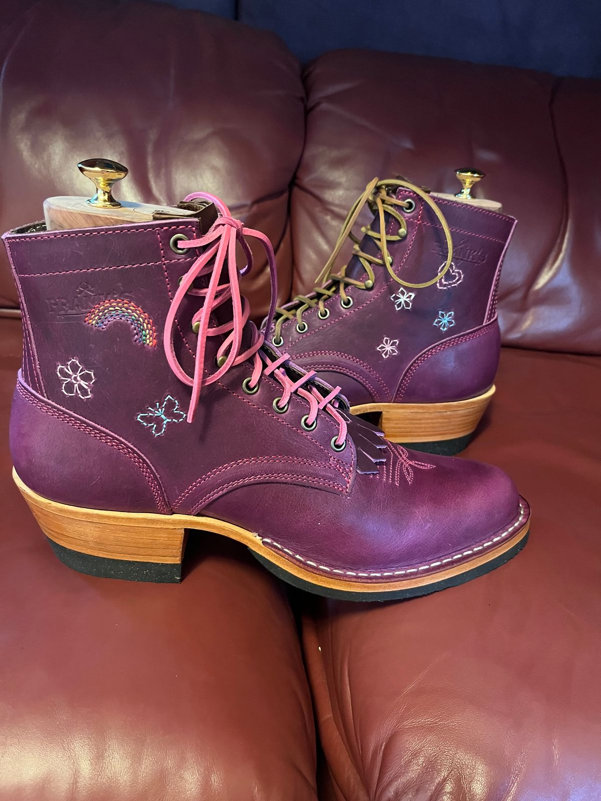 Photo by bobbi1981 on September 25, 2025 of the Frank's Boots Frontier Packer MTO in Horween Cypress Tokyo Purple.