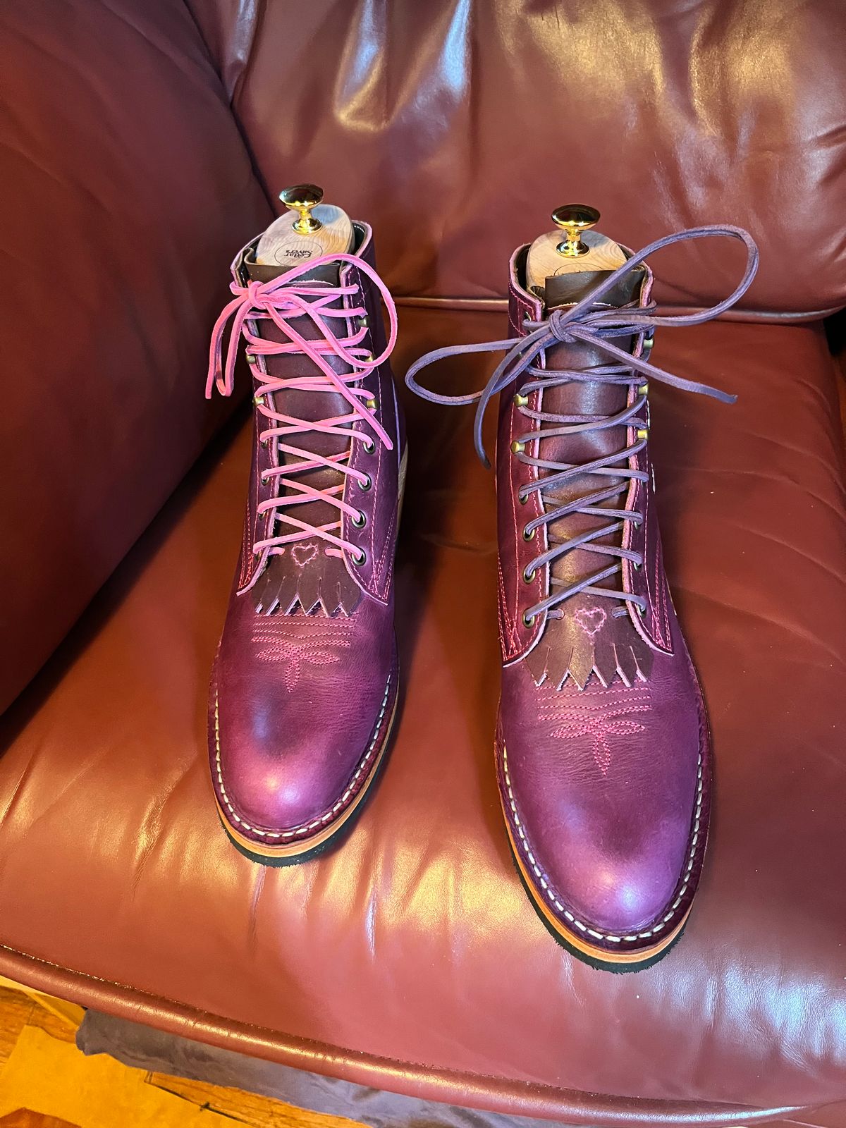 Photo by bobbi1981 on September 24, 2025 of the Frank's Boots Frontier Packer MTO in Horween Cypress Tokyo Purple.