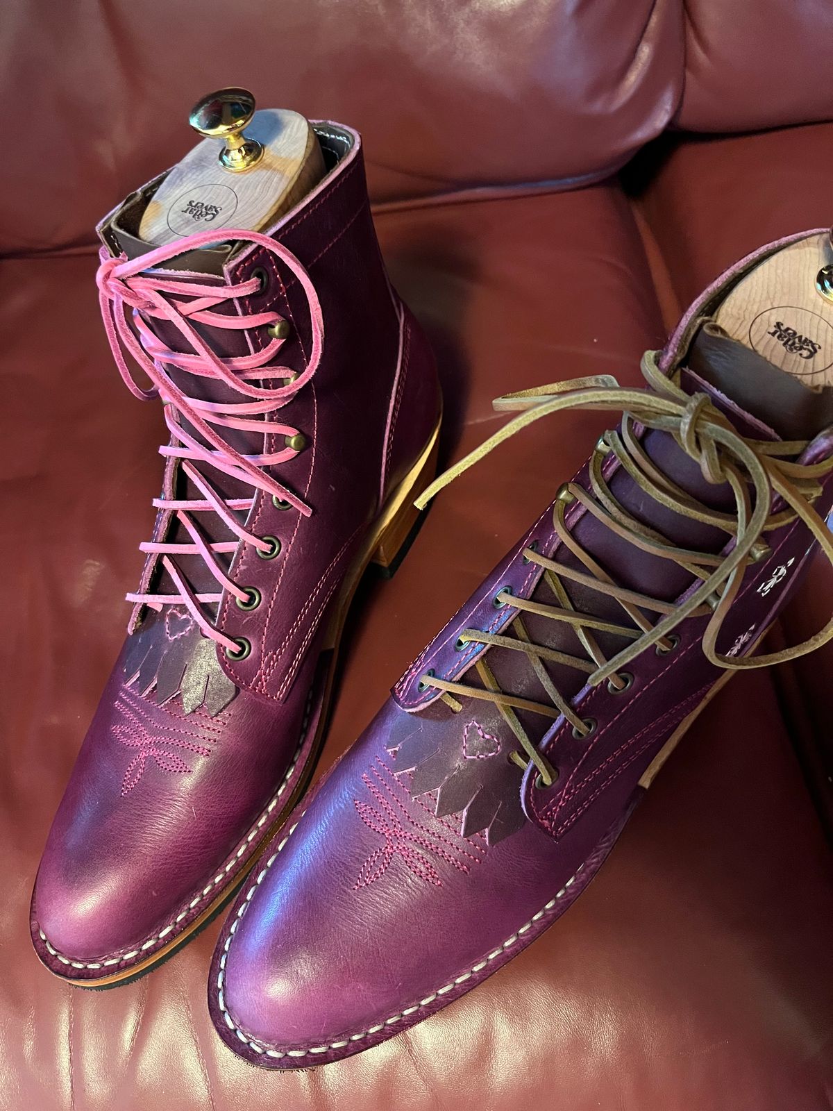 Photo by bobbi1981 on September 25, 2025 of the Frank's Boots Frontier Packer MTO in Horween Cypress Tokyo Purple.