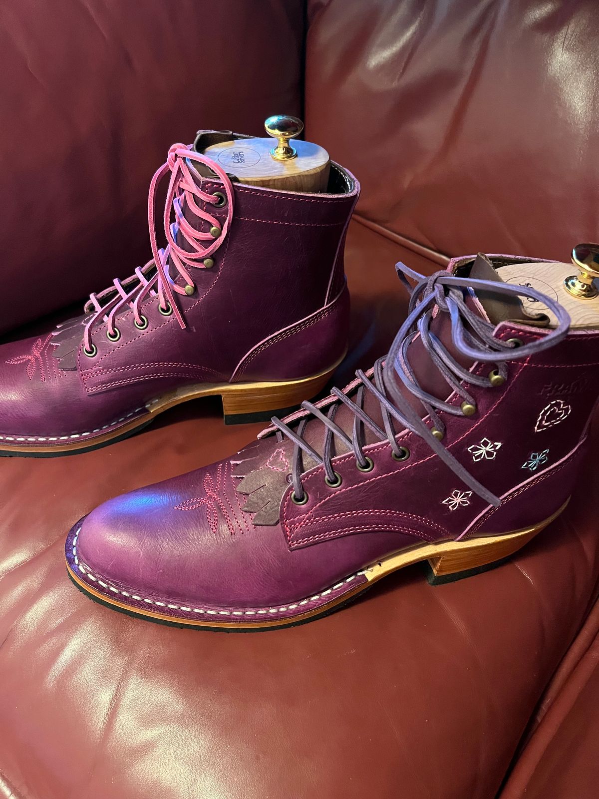 Photo by bobbi1981 on September 24, 2025 of the Frank's Boots Frontier Packer MTO in Horween Cypress Tokyo Purple.