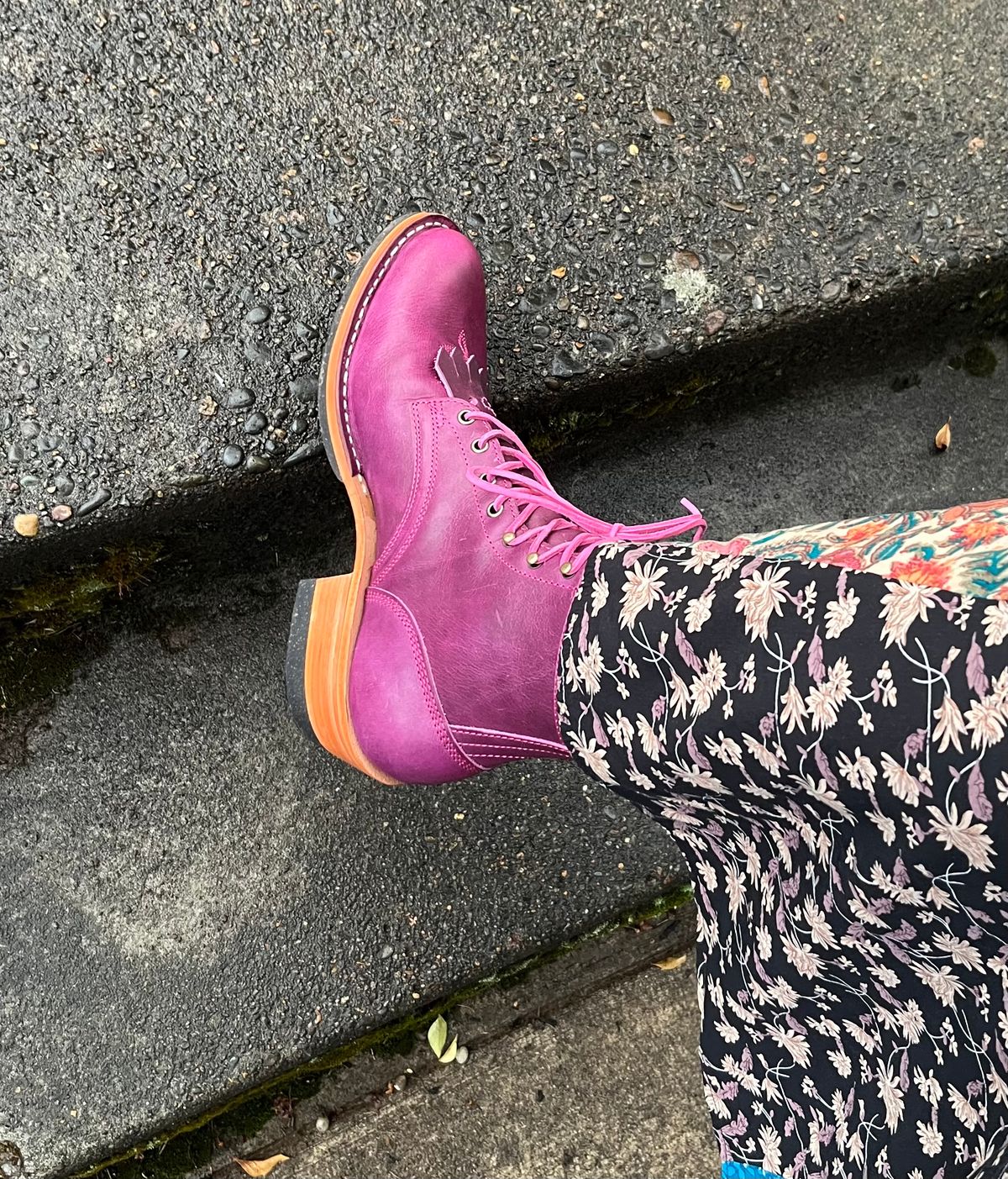 Photo by bobbi1981 on October 1, 2025 of the Frank's Boots Frontier Packer MTO in Horween Cypress Tokyo Purple.