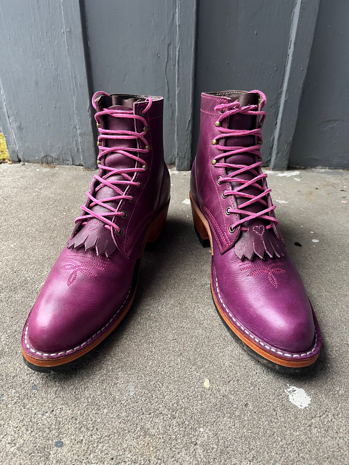 Photo by bobbi1981 on October 1, 2025 of the Frank's Boots Frontier Packer MTO in Horween Cypress Tokyo Purple.
