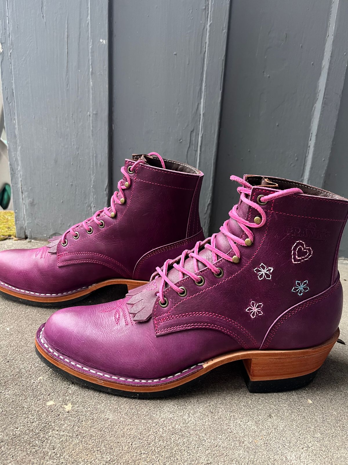 Photo by bobbi1981 on October 1, 2025 of the Frank's Boots Frontier Packer MTO in Horween Cypress Tokyo Purple.