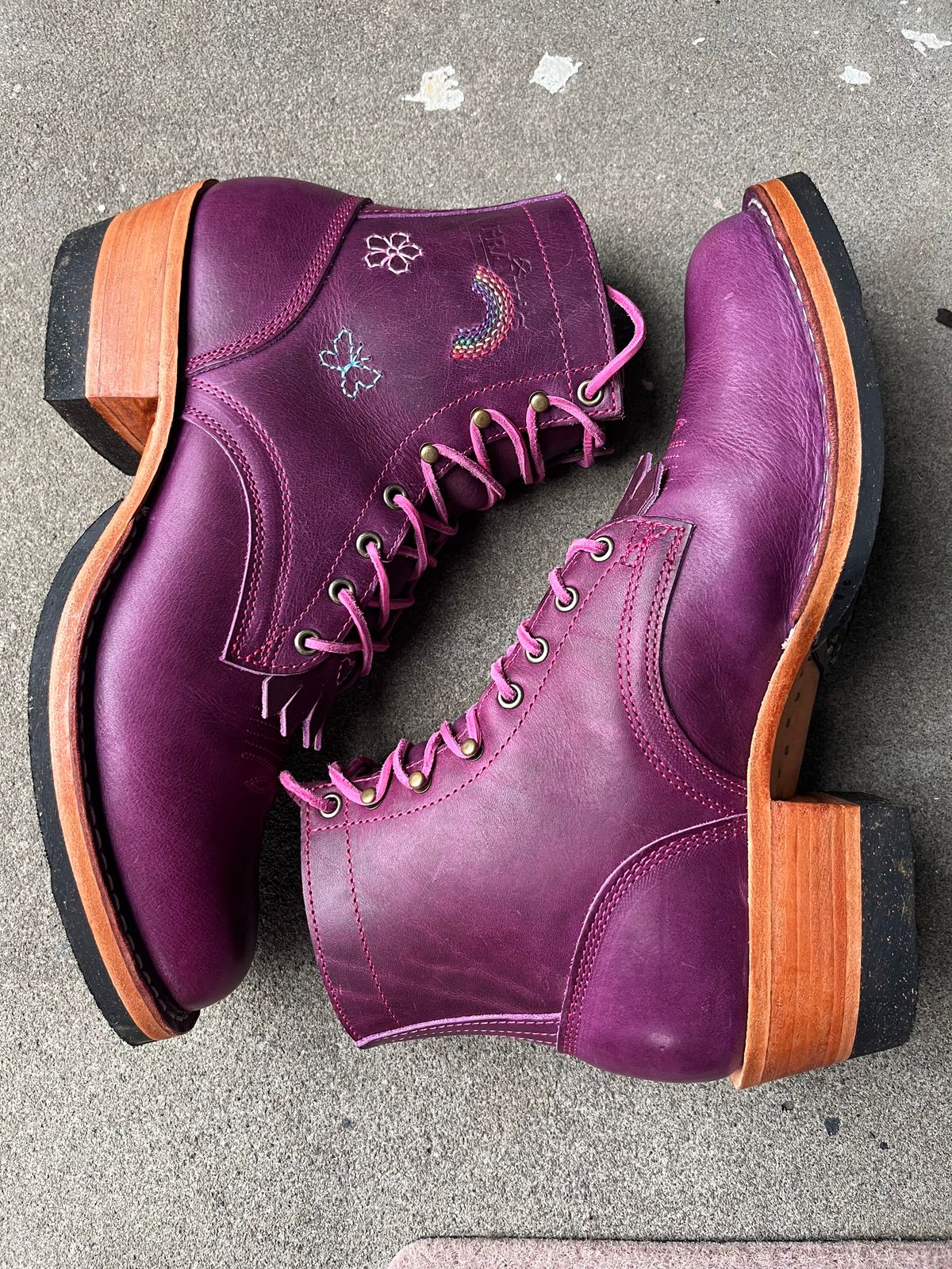 Photo by bobbi1981 on October 1, 2025 of the Frank's Boots Frontier Packer MTO in Horween Cypress Tokyo Purple.