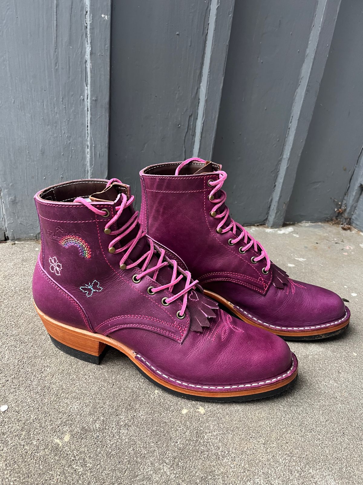 Photo by bobbi1981 on October 1, 2025 of the Frank's Boots Frontier Packer MTO in Horween Cypress Tokyo Purple.