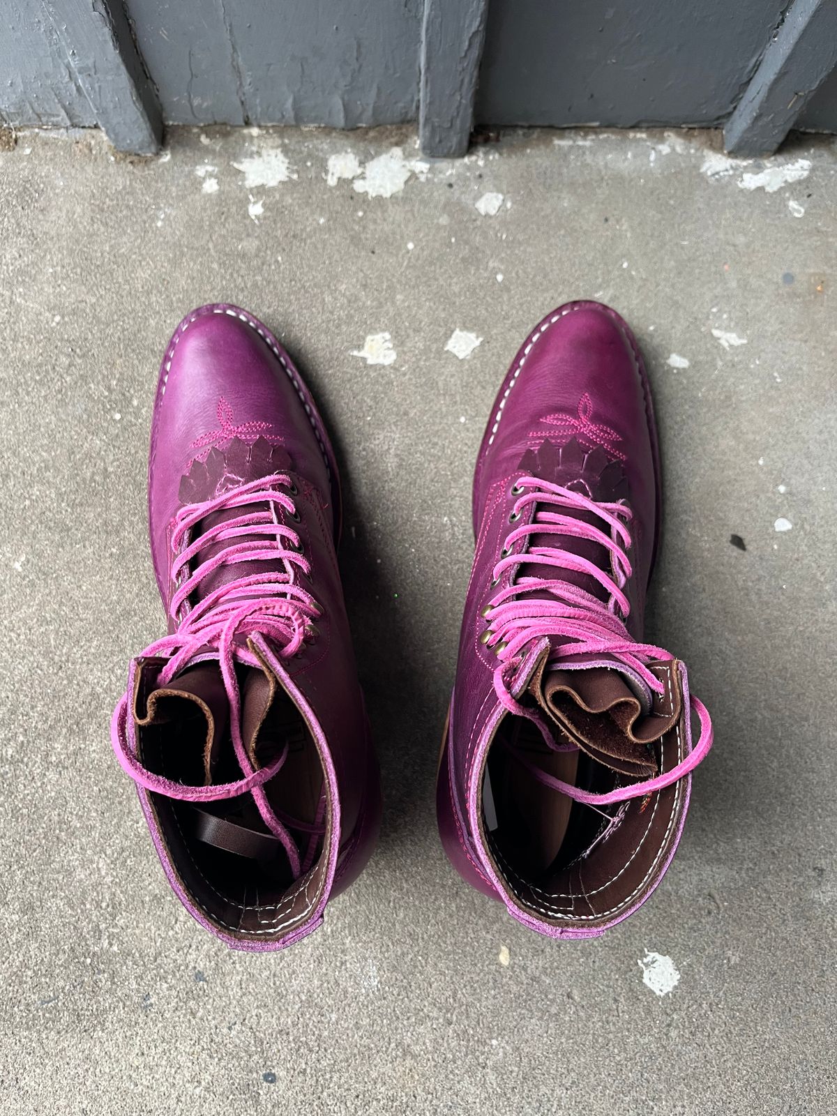 Photo by bobbi1981 on October 1, 2025 of the Frank's Boots Frontier Packer MTO in Horween Cypress Tokyo Purple.
