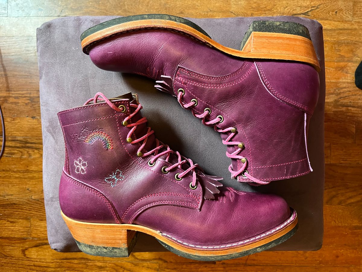 Photo by bobbi1981 on October 8, 2025 of the Frank's Boots Frontier Packer MTO in Horween Cypress Tokyo Purple.