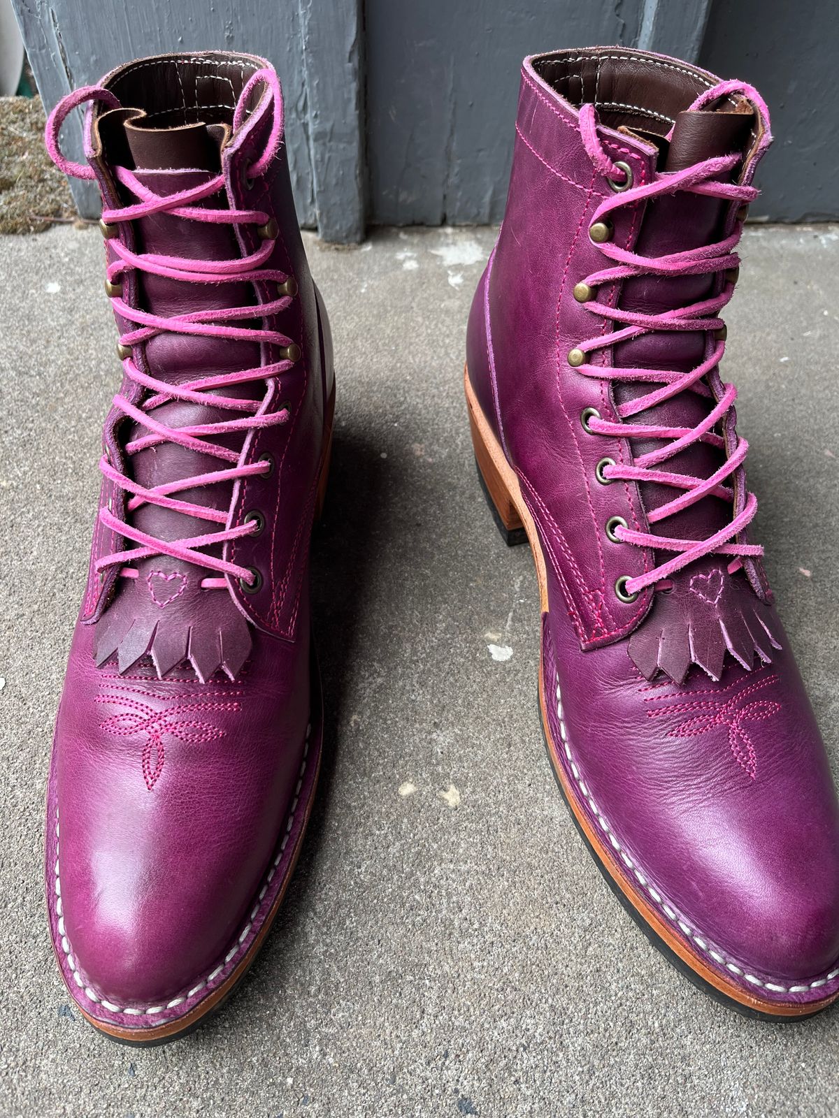 Photo by bobbi1981 on October 8, 2025 of the Frank's Boots Frontier Packer MTO in Horween Cypress Tokyo Purple.
