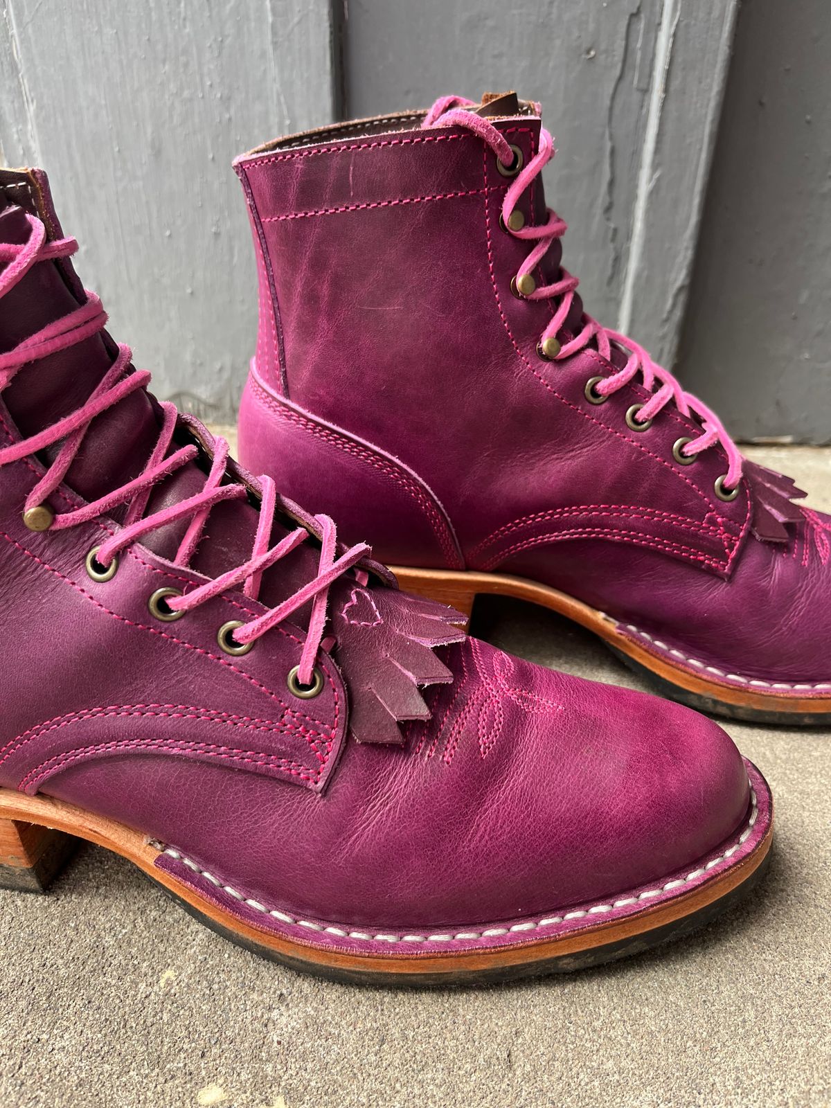 Photo by bobbi1981 on October 8, 2025 of the Frank's Boots Frontier Packer MTO in Horween Cypress Tokyo Purple.