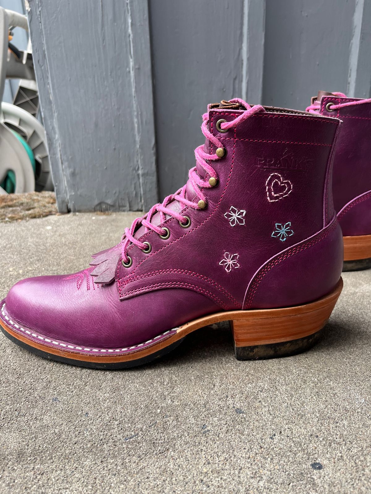 Photo by bobbi1981 on October 8, 2025 of the Frank's Boots Frontier Packer MTO in Horween Cypress Tokyo Purple.