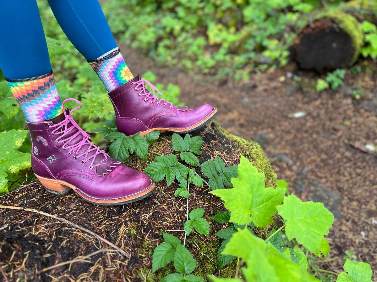 Photo by bobbi1981 on October 13, 2025 of the Frank's Boots Frontier Packer MTO in Horween Cypress Tokyo Purple.