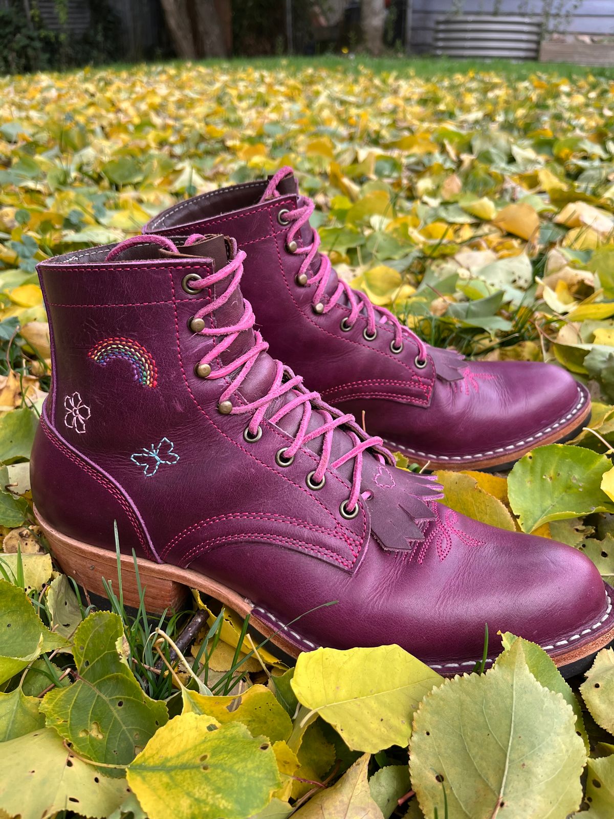 Photo by bobbi1981 on November 2, 2025 of the Frank's Boots Frontier Packer MTO in Horween Cypress Tokyo Purple.