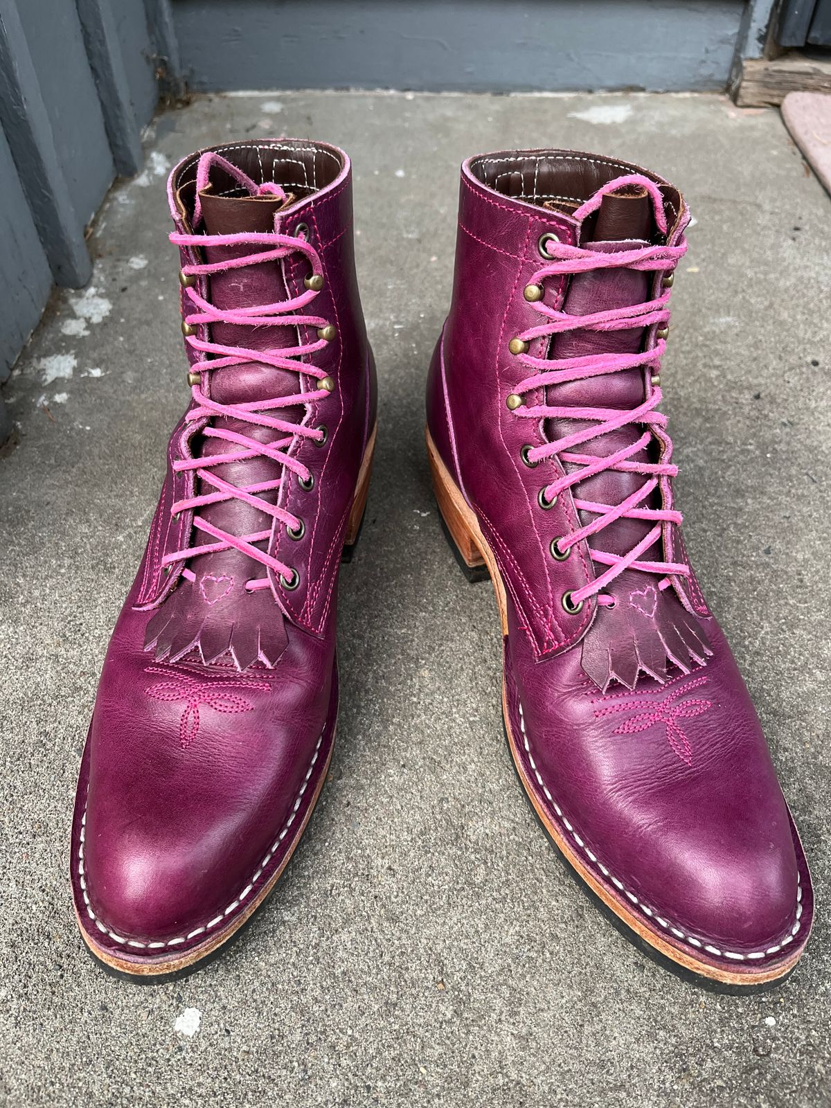 Photo by bobbi1981 on November 2, 2025 of the Frank's Boots Frontier Packer MTO in Horween Cypress Tokyo Purple.