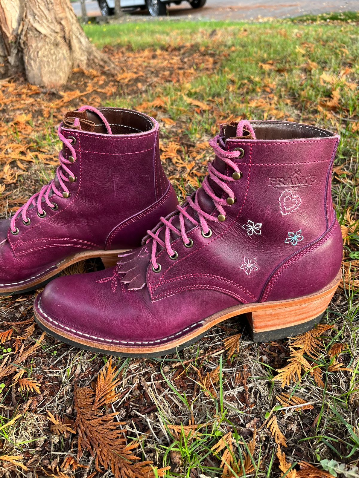 Photo by bobbi1981 on November 2, 2025 of the Frank's Boots Frontier Packer MTO in Horween Cypress Tokyo Purple.