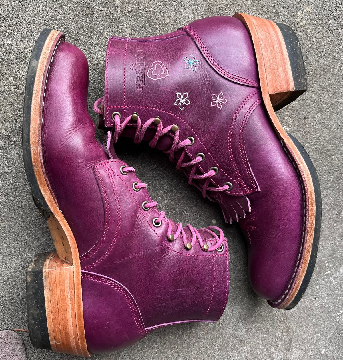 Photo by bobbi1981 on November 2, 2025 of the Frank's Boots Frontier Packer MTO in Horween Cypress Tokyo Purple.