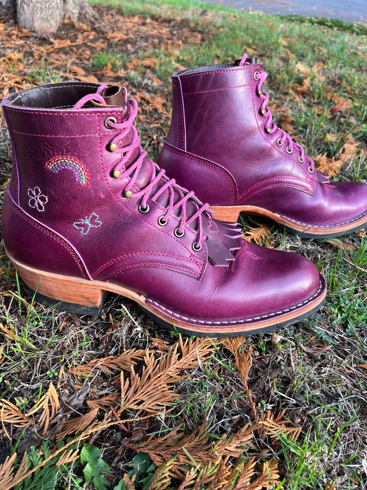 Photo by bobbi1981 on November 2, 2025 of the Frank's Boots Frontier Packer MTO in Horween Cypress Tokyo Purple.