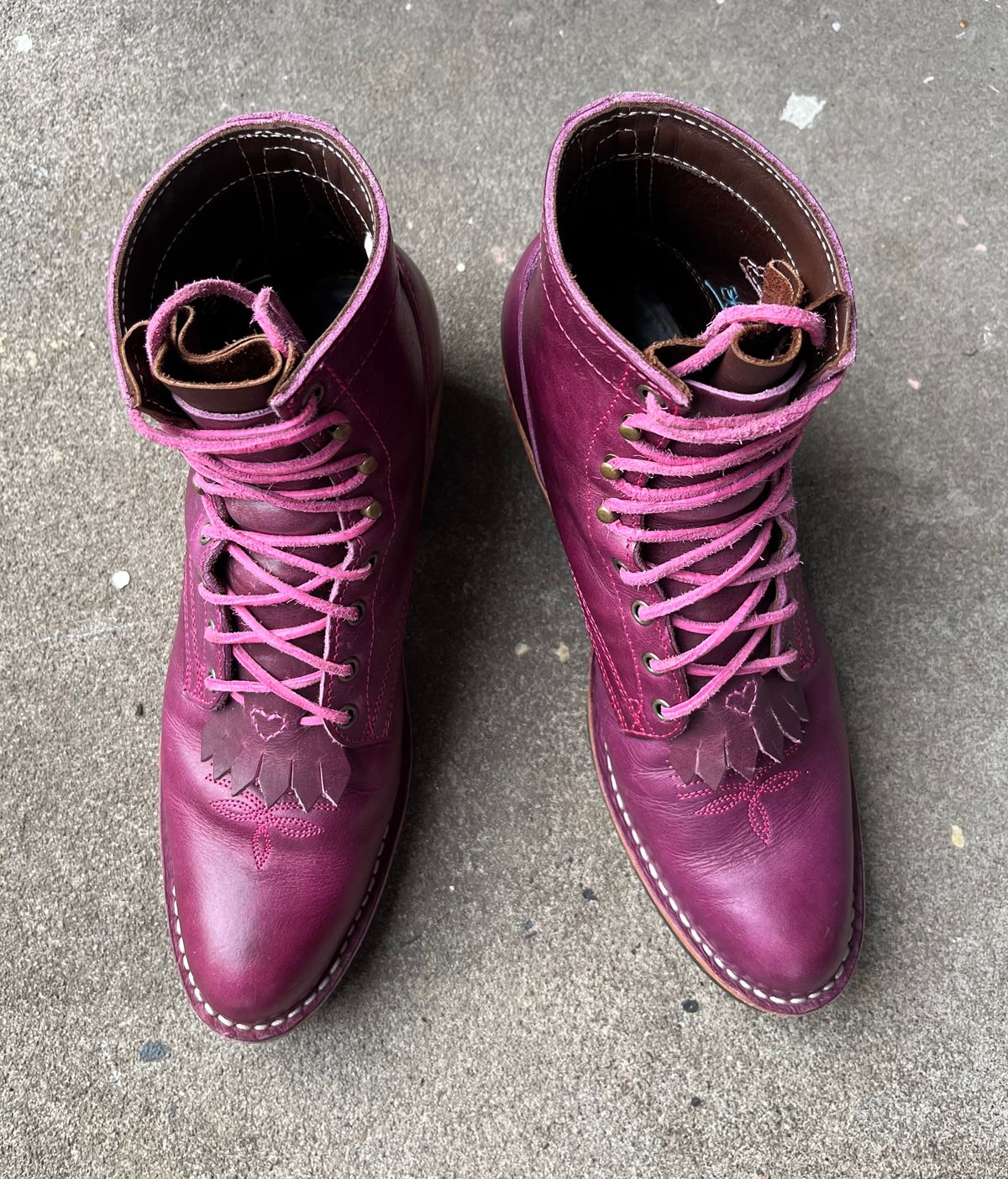 Photo by bobbi1981 on November 2, 2025 of the Frank's Boots Frontier Packer MTO in Horween Cypress Tokyo Purple.