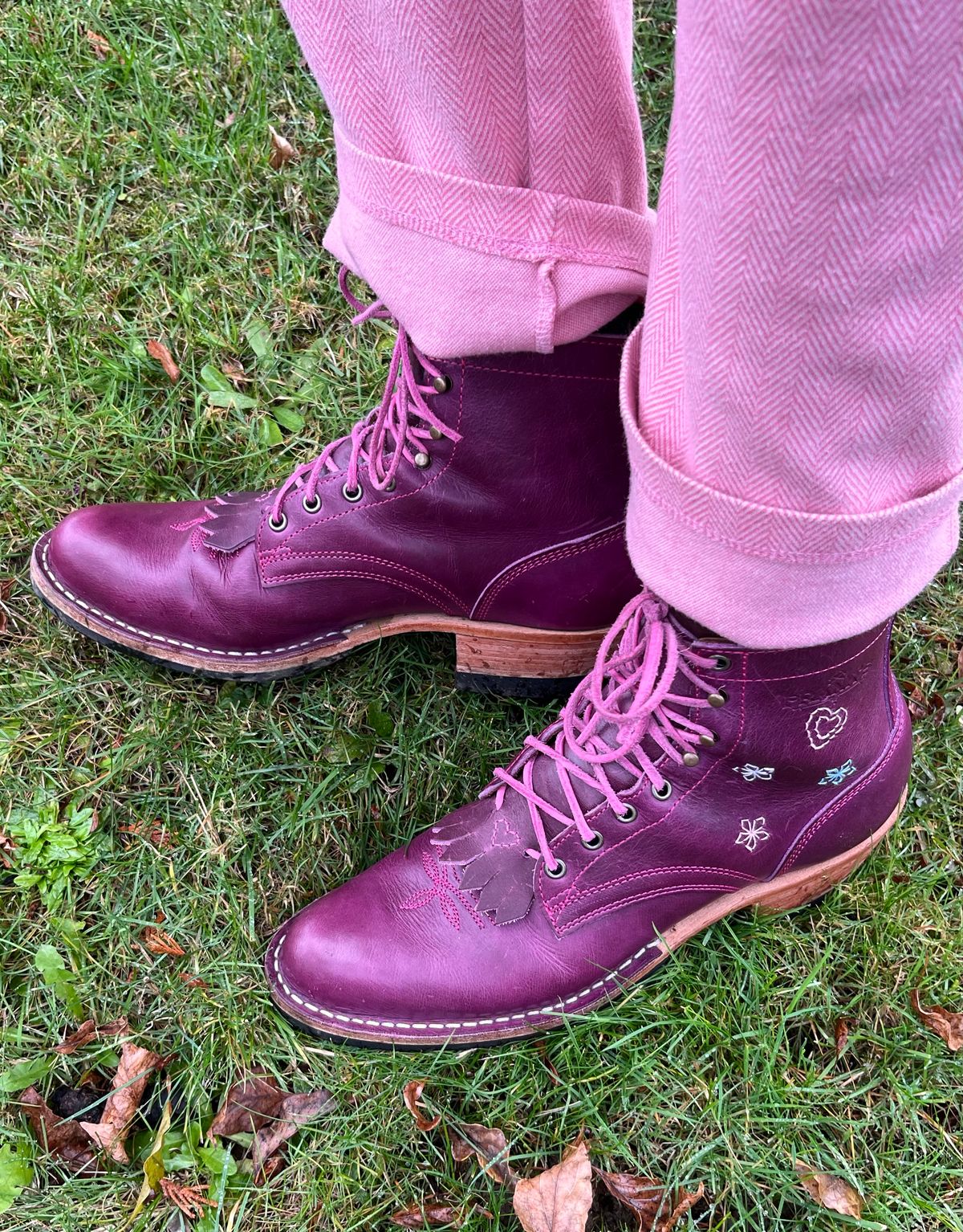 Photo by bobbi1981 on December 2, 2025 of the Frank's Boots Frontier Packer MTO in Horween Cypress Tokyo Purple.