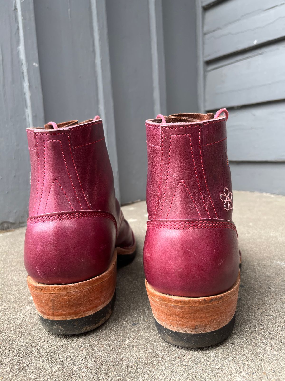 Photo by bobbi1981 on December 2, 2025 of the Frank's Boots Frontier Packer MTO in Horween Cypress Tokyo Purple.