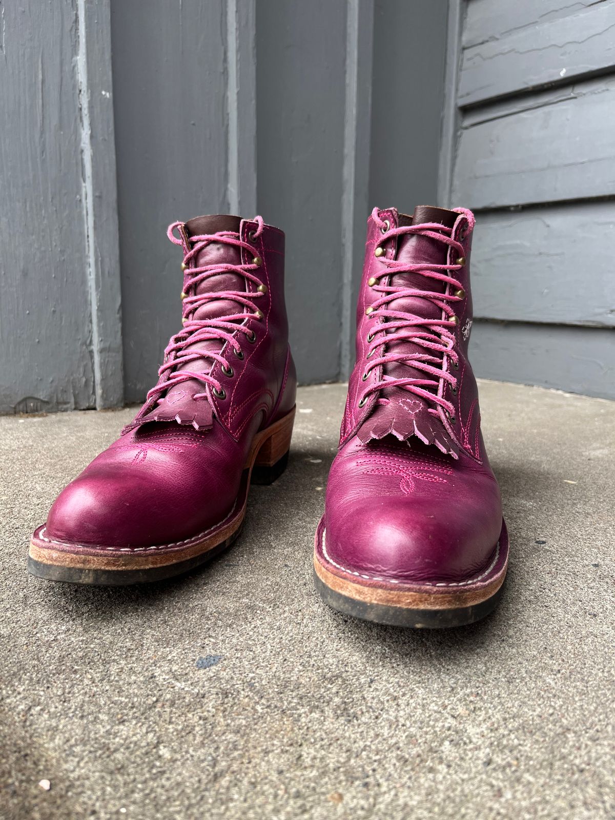 Photo by bobbi1981 on December 2, 2025 of the Frank's Boots Frontier Packer MTO in Horween Cypress Tokyo Purple.