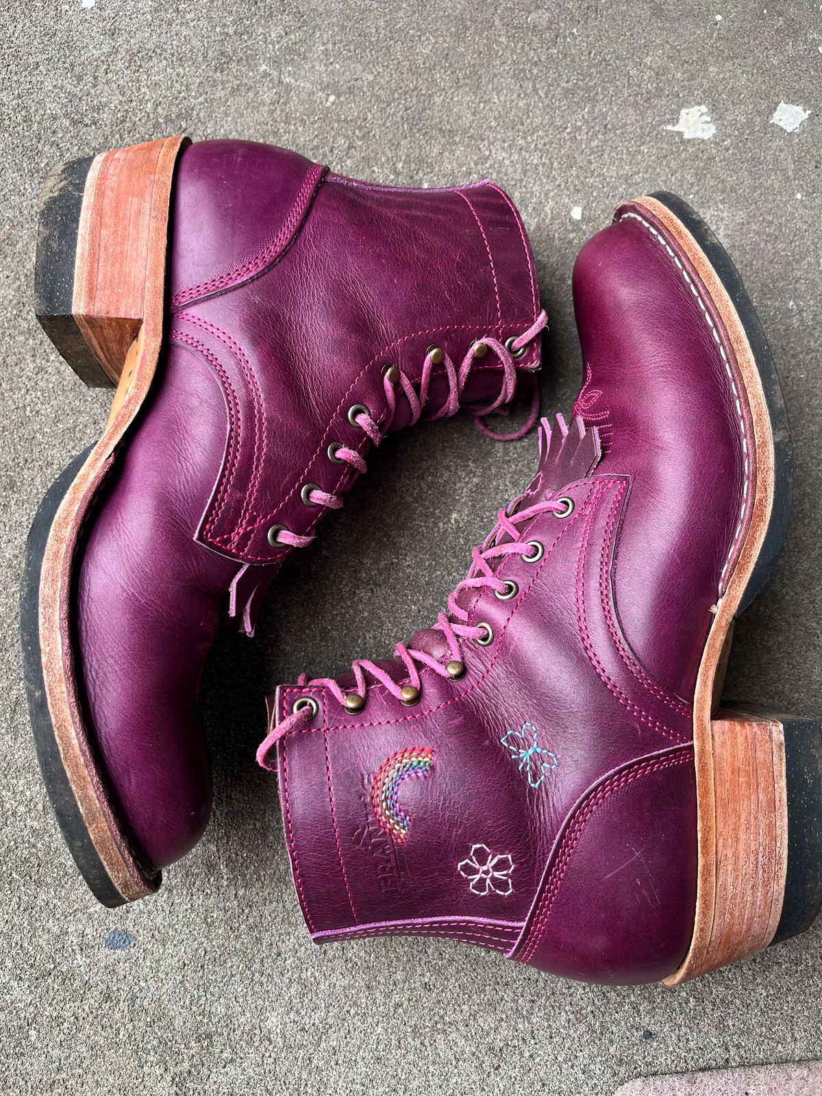 Photo by bobbi1981 on December 2, 2025 of the Frank's Boots Frontier Packer MTO in Horween Cypress Tokyo Purple.