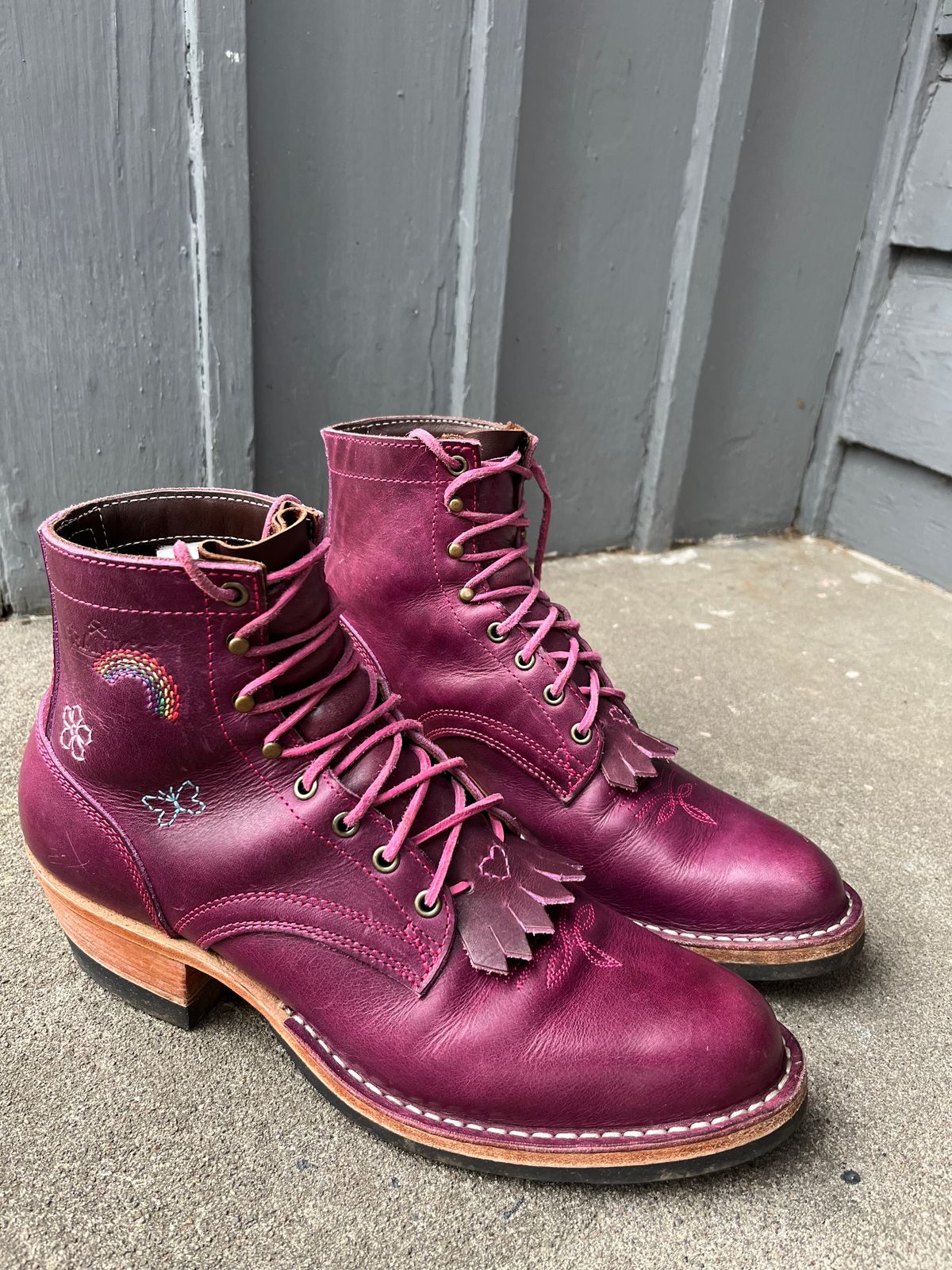 Photo by bobbi1981 on December 2, 2025 of the Frank's Boots Frontier Packer MTO in Horween Cypress Tokyo Purple.