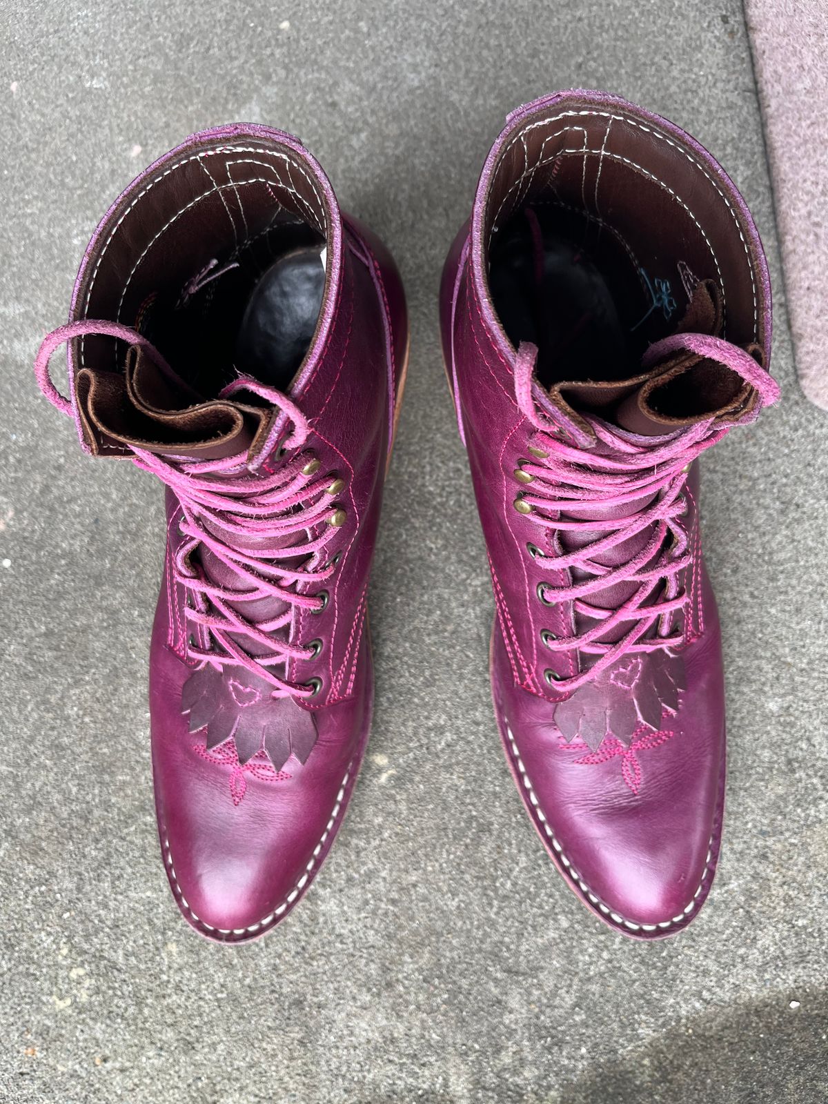 Photo by bobbi1981 on December 2, 2025 of the Frank's Boots Frontier Packer MTO in Horween Cypress Tokyo Purple.