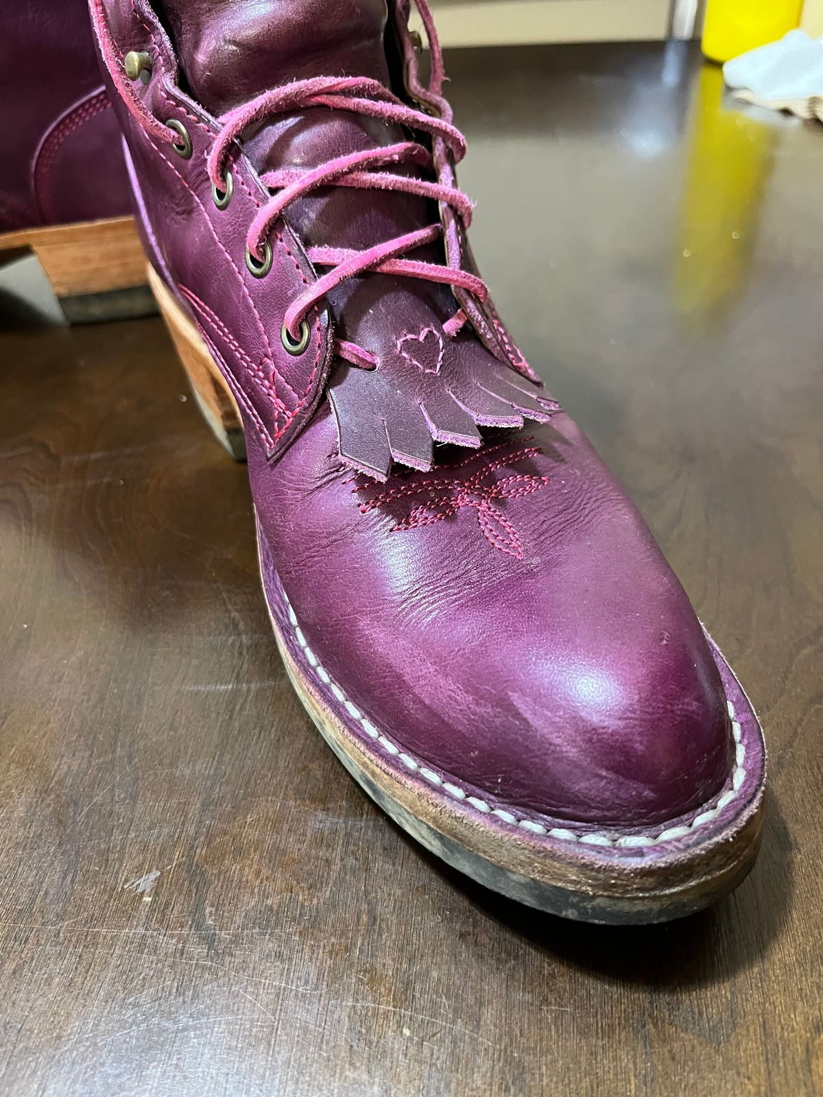 Photo by bobbi1981 on December 21, 2025 of the Frank's Boots Frontier Packer MTO in Horween Cypress Tokyo Purple.